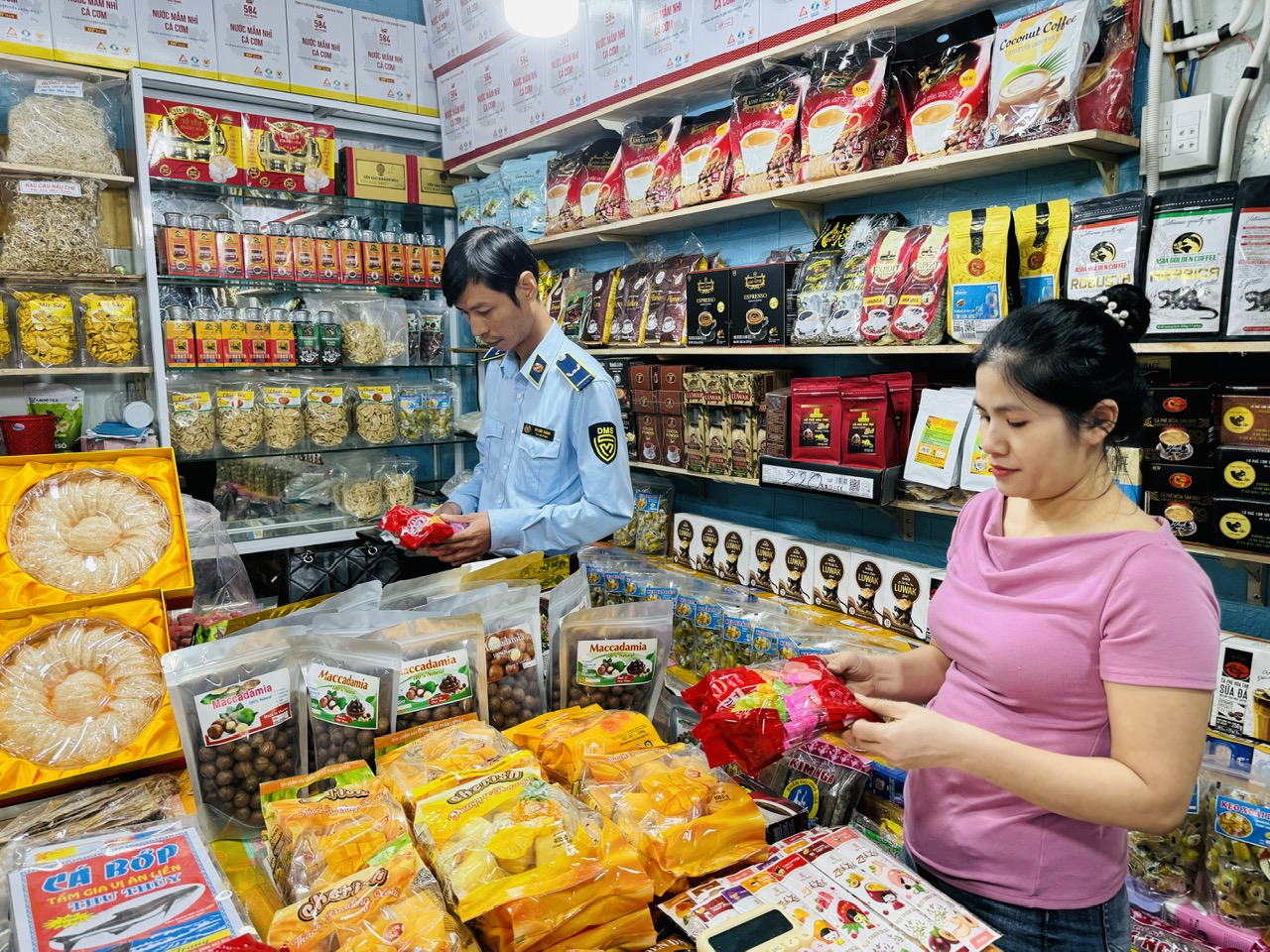 Lực lượng quản lý thị trường kiểm tra, giám sát thị trường tại chợ Đầm