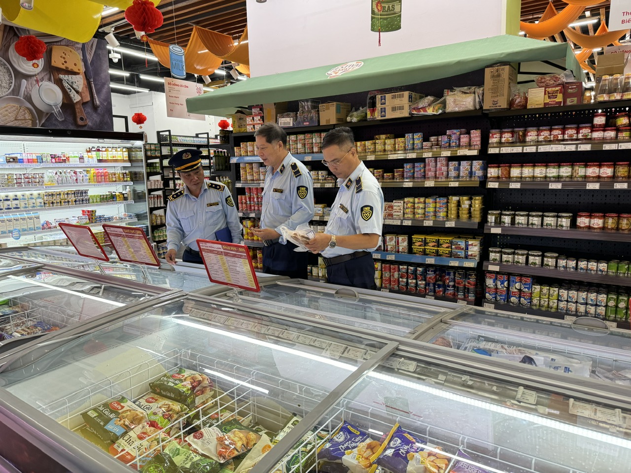 Lực lượng quản lý thị trường tỉnh kiểm tra, giám sát hàng hoá tại một siêu thị ở Nha Trang