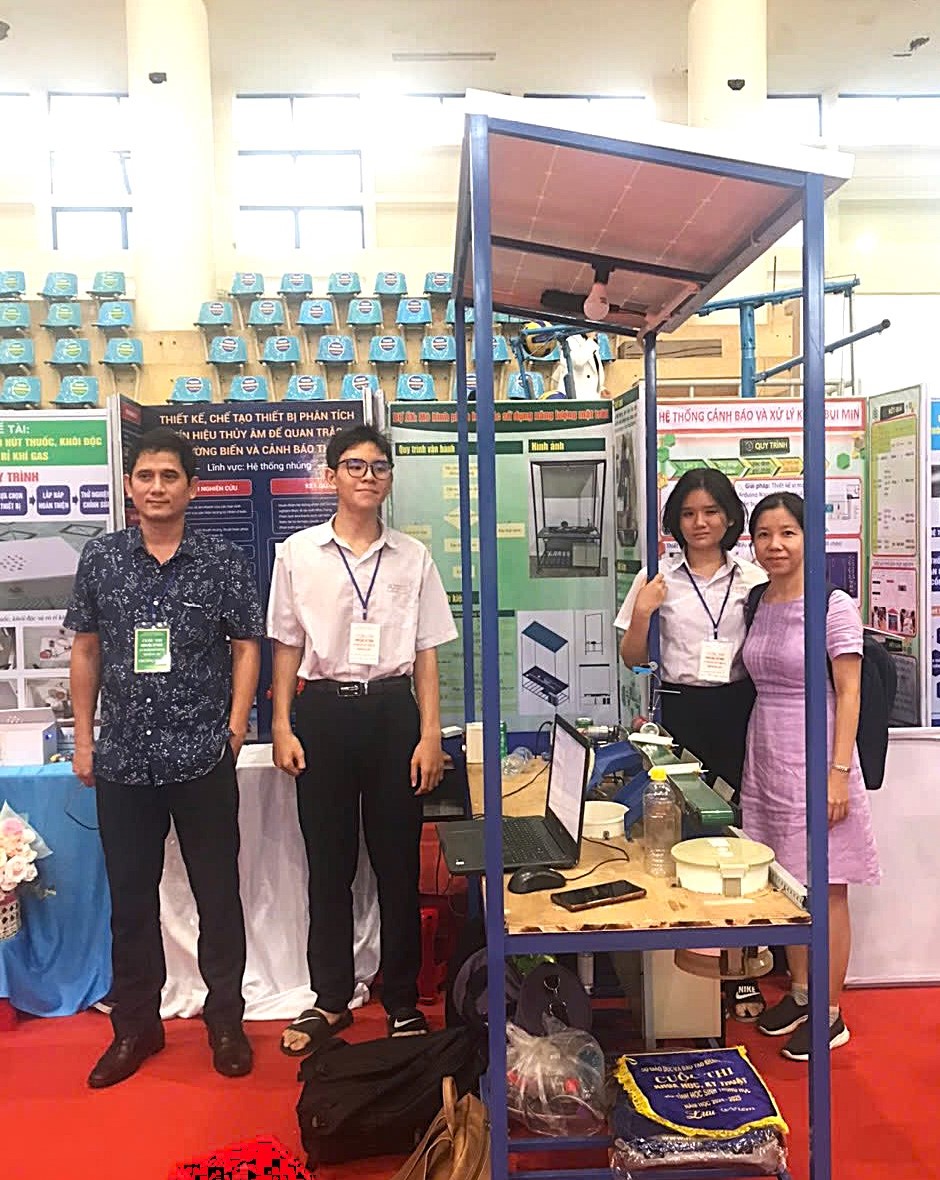 Huynh Nguyen Le Anh Thu and Dao Nguyen Duc Anh at the<strong>&nbsp;Provincial Science and Technology Competition for high school students.</strong>