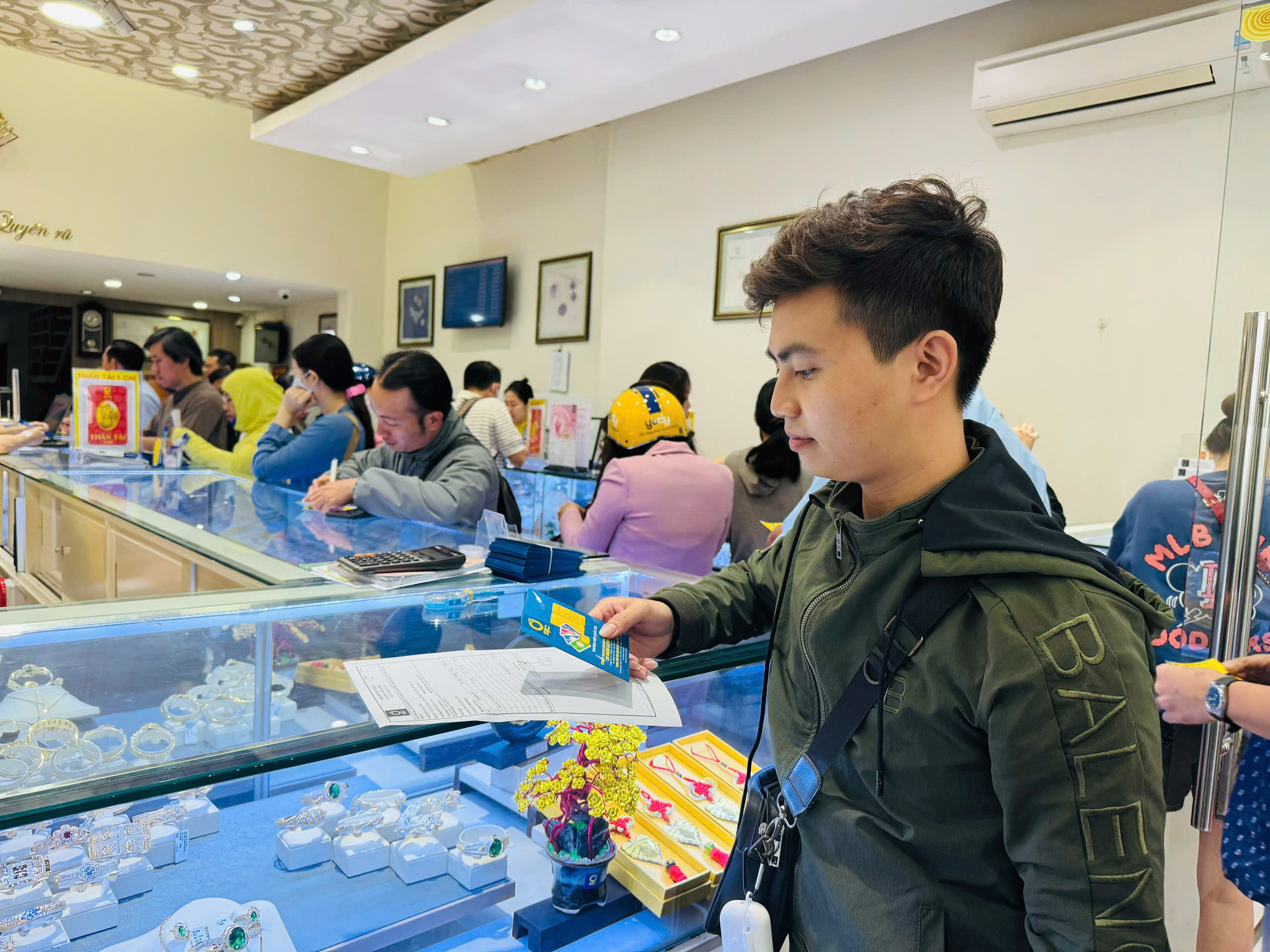 Mỗi năm, đến ngày vía thần tài bạn Lê Nhật Huy đều mua vàng với mong muốn nhiều may mắn