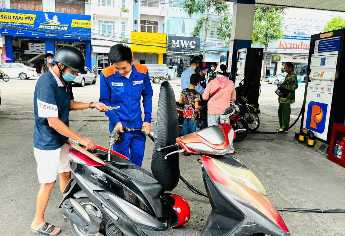 Giá xăng tăng 260 đồng/lít