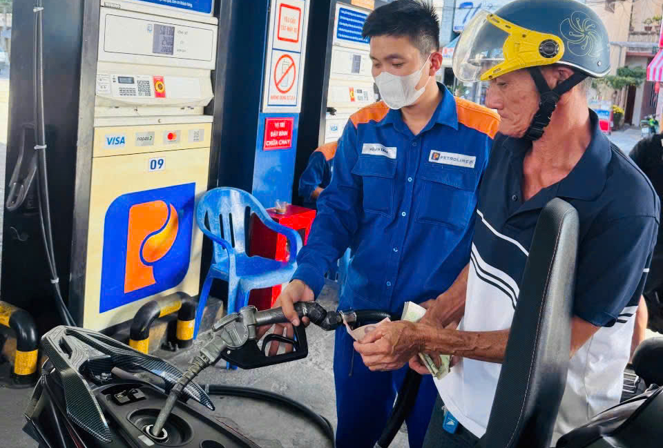 Giá xăng dầu tăng nhẹ