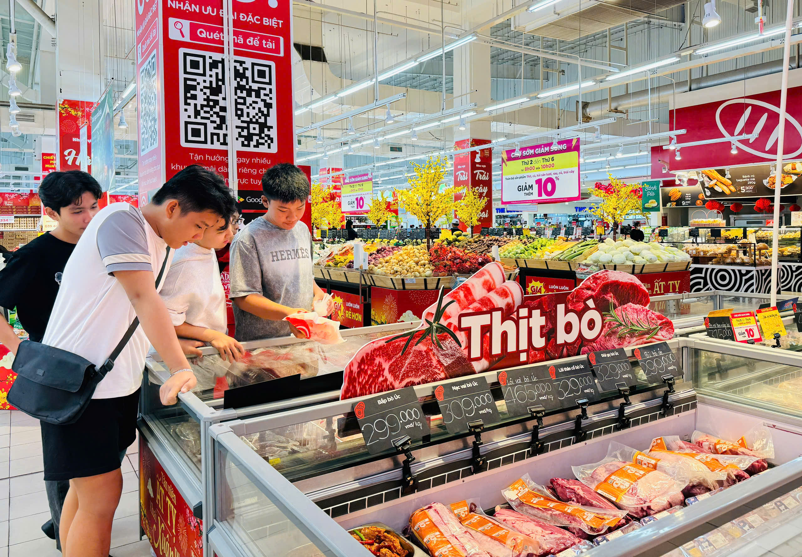 Người dân chọn mua thịt cáp đông tại một siêu thị sáng 2-2