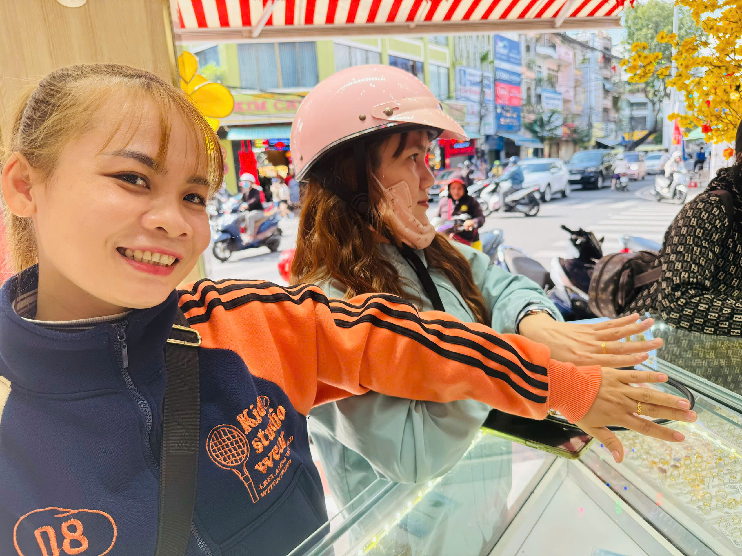 Niềm vui của một bản trẻ khi mua được chiếc nhẫn như ý ngày vía thần tài