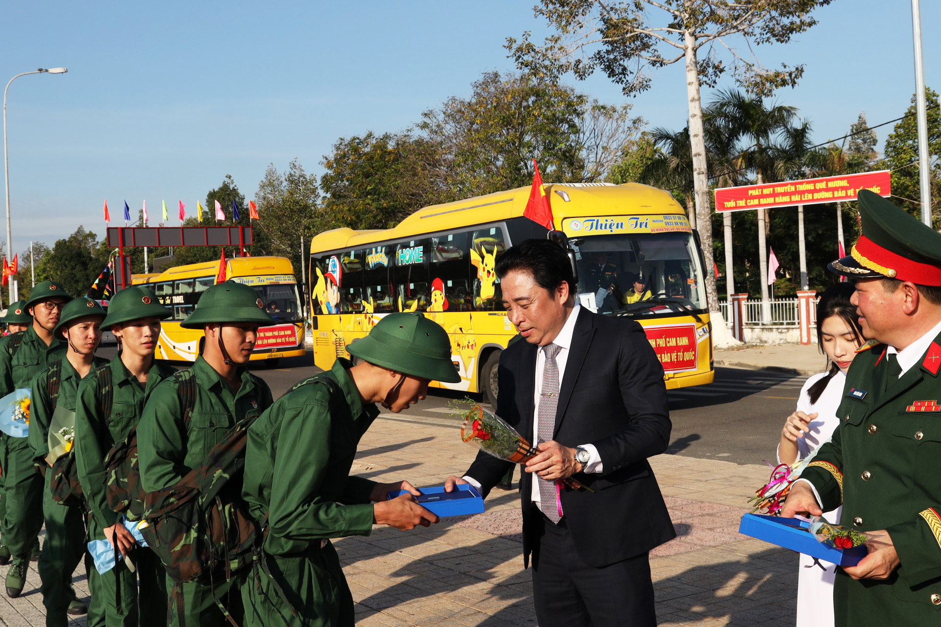 Phó Bí thư Thường trực Tỉnh ủy Nguyễn Khắc Toàn tặng hoa, động viên các tân binh.