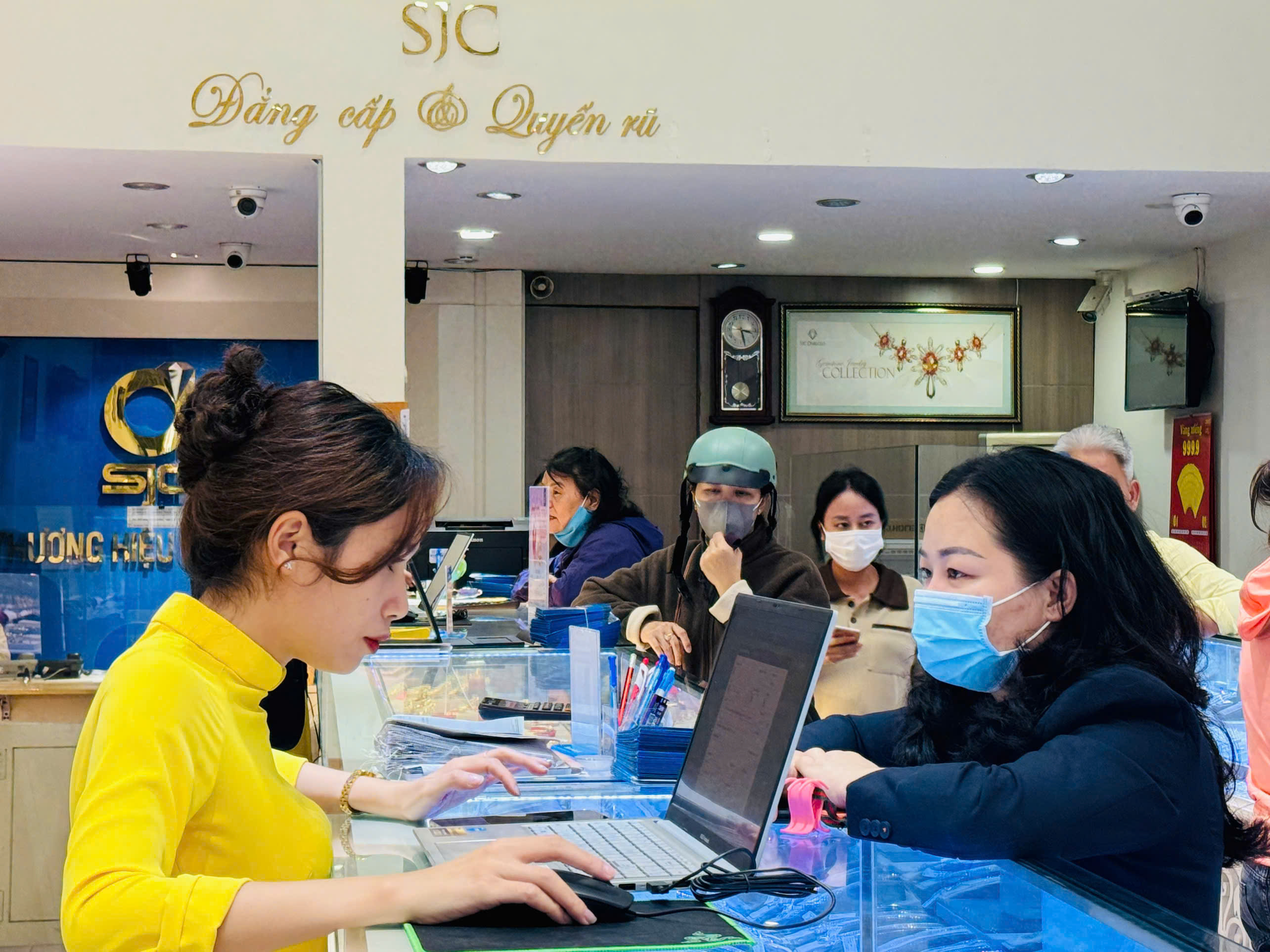 Tại Nha Trang: Nhiều người dân mua vàng trước ngày vía thần tài