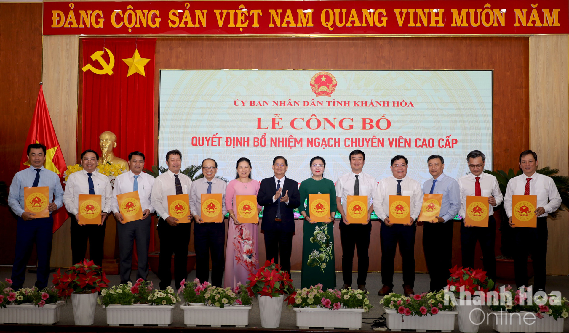 Trao quyết định bổ nhiệm ngạch chuyên viên cao cấp cho 14 cán bộ