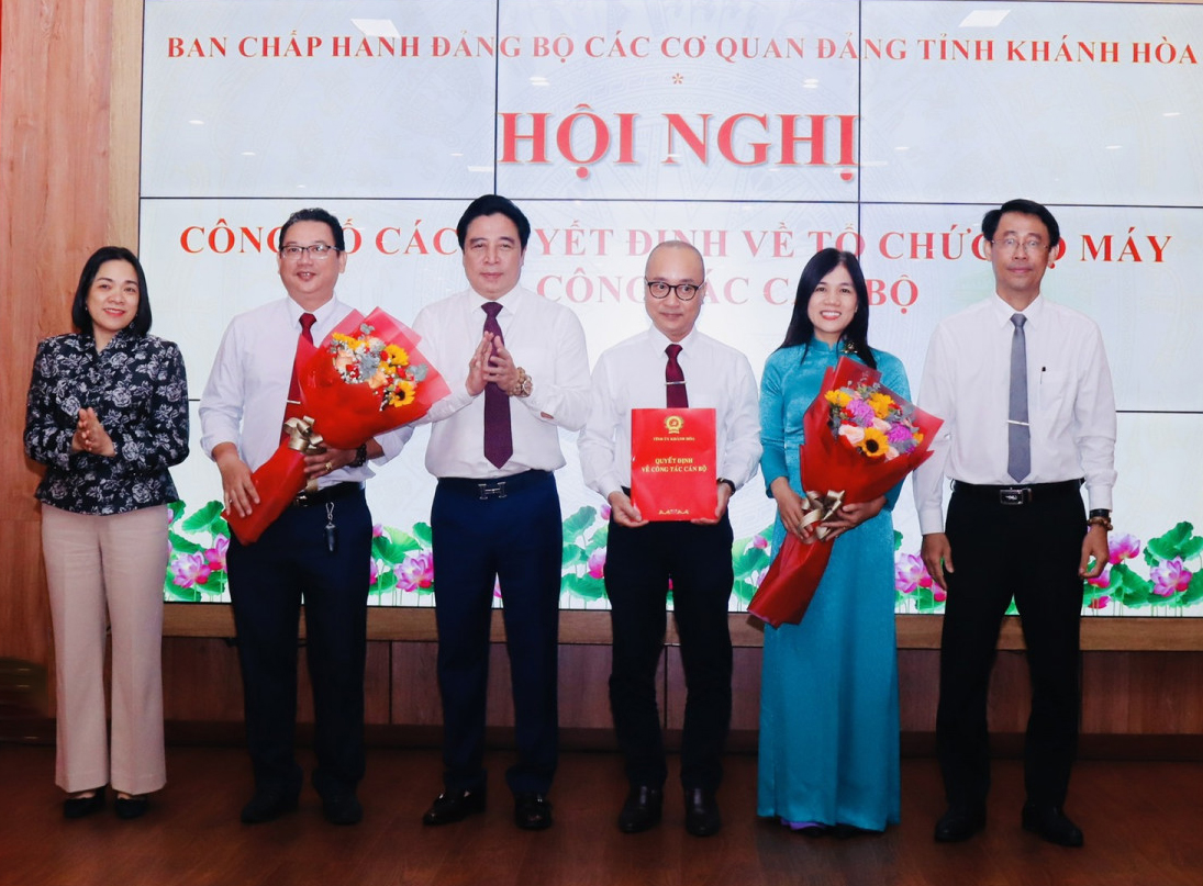 Thường trực Đảng ủy các cơ quan Đảng tỉnh trao quyết định thành lập Ban Tuyên giáo và Dân vận Đảng ủy các cơ quan Đảng tỉnh.