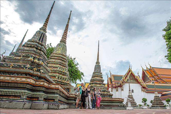 Du khách tham quan chùa Wat Pho ở Bangkok, Thái Lan. Ảnh: THX/TTXVN
