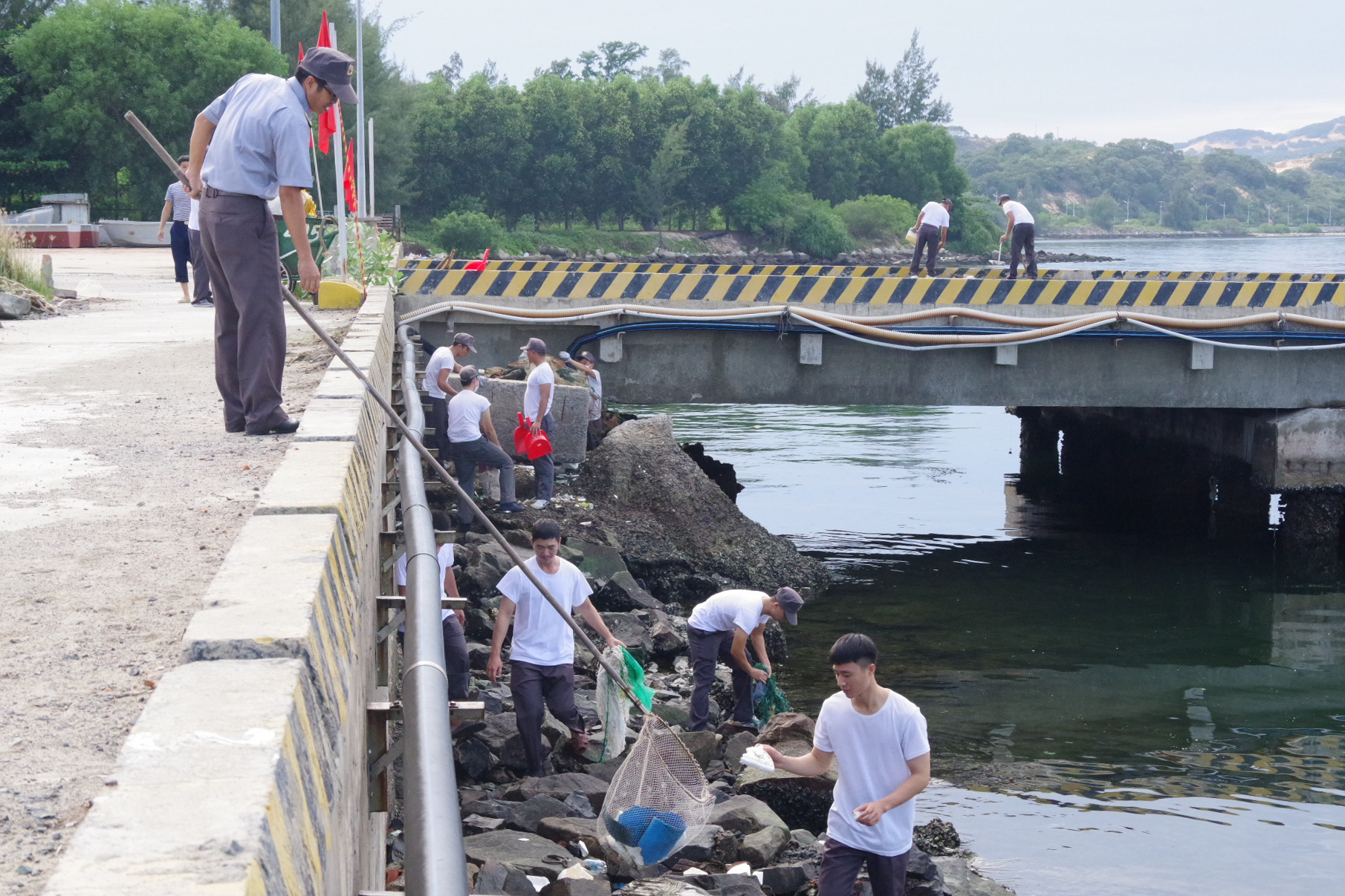 Tuổi trẻ Chi đội Kiểm ngư số 4 tổ chức hoạt động Ngày thứ Bảy tình nguyện