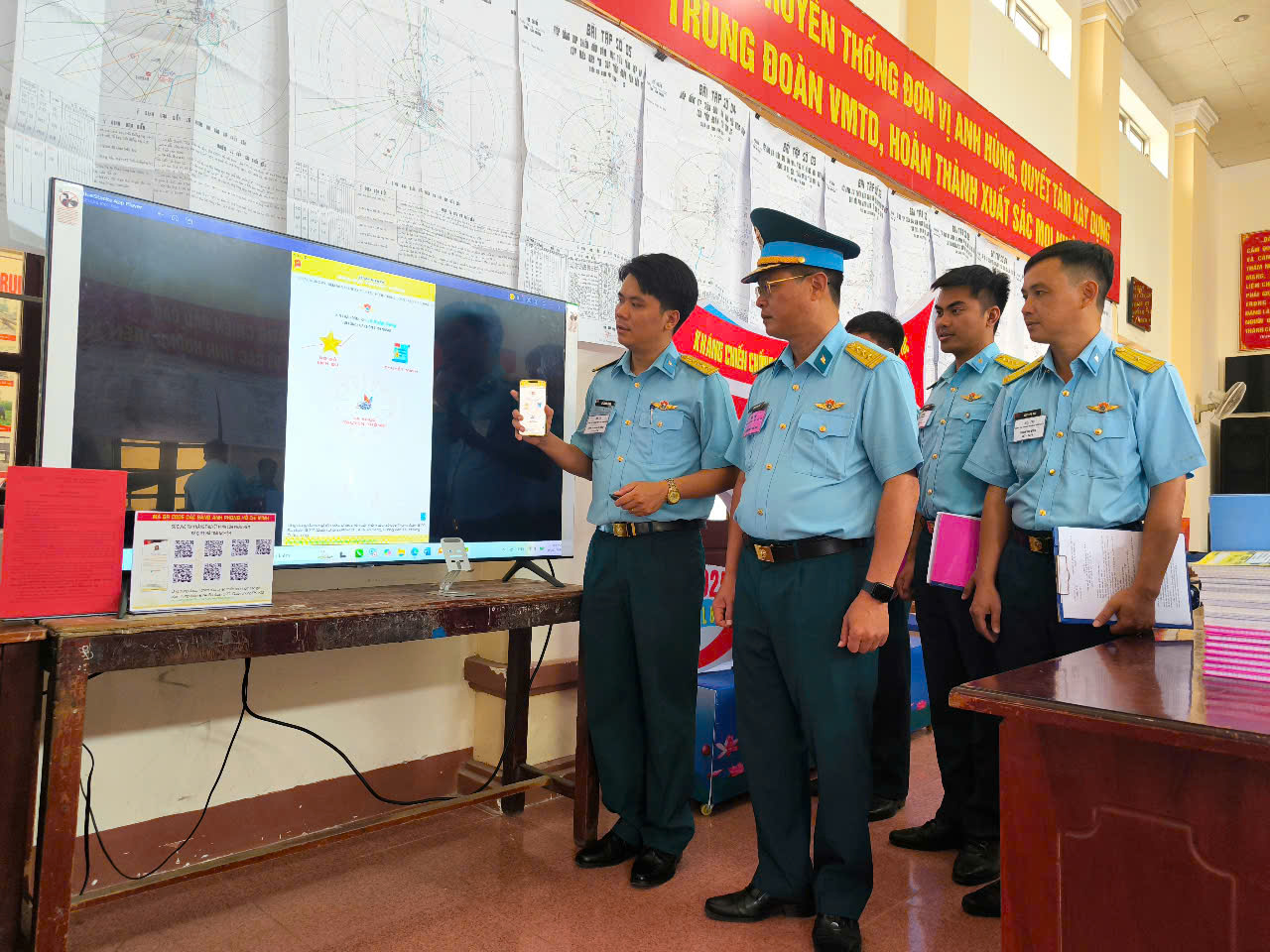 Ban tổ chức chấm điểm mô hình, học cụ các đơn vị.