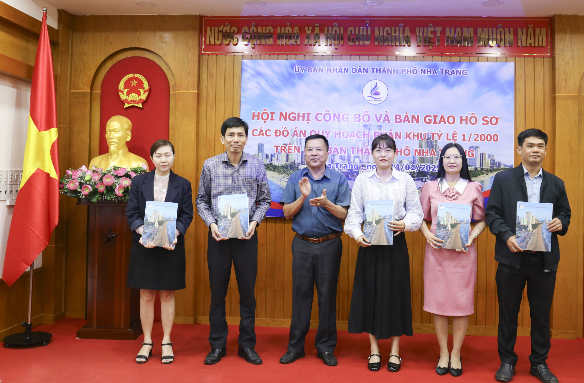 UBND TP. Nha Trang: Công bố và bàn giao hồ sơ 6 đồ án quy hoạch phân khu tỷ lệ 1/2.000