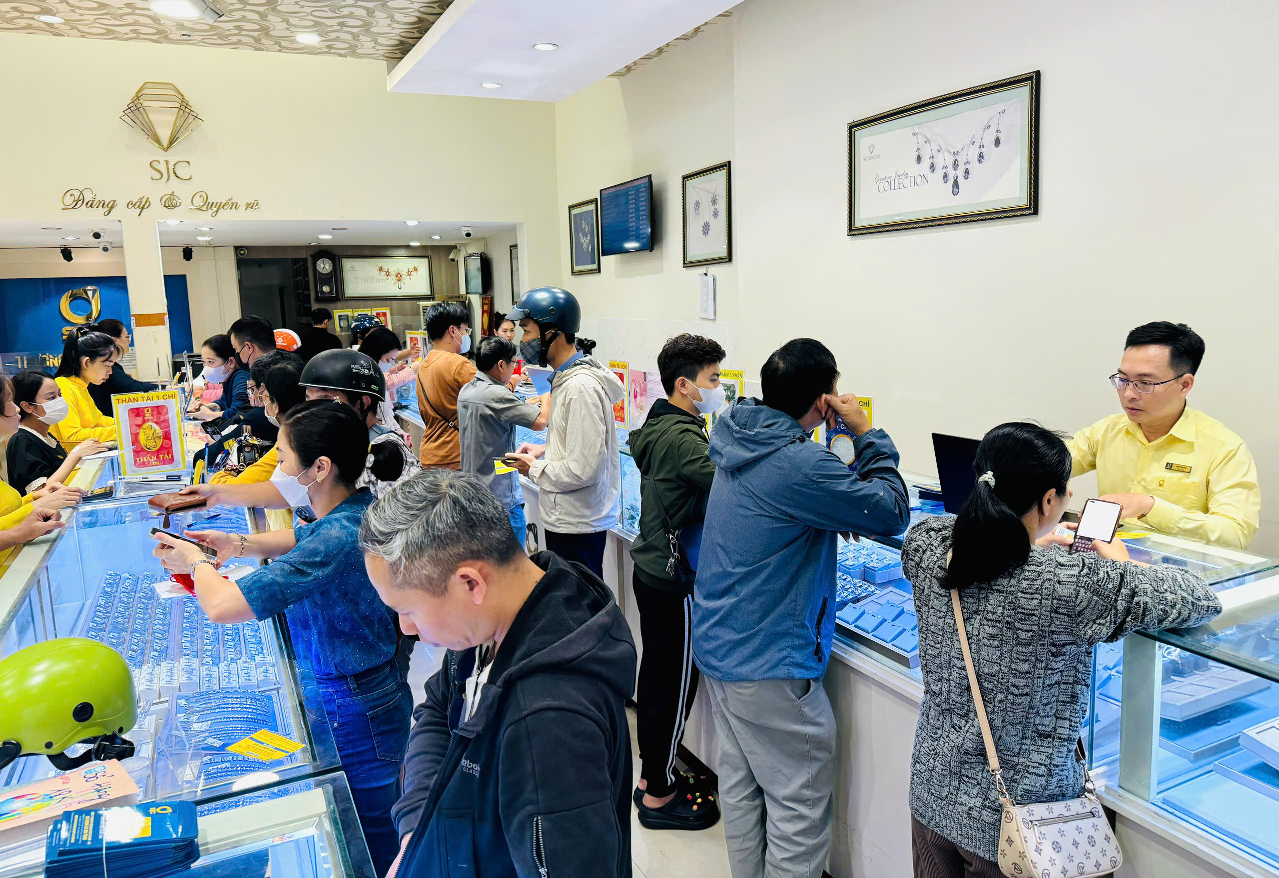 Tại Nha Trang: Nhộn nhịp mua vàng ngày vía thần tài