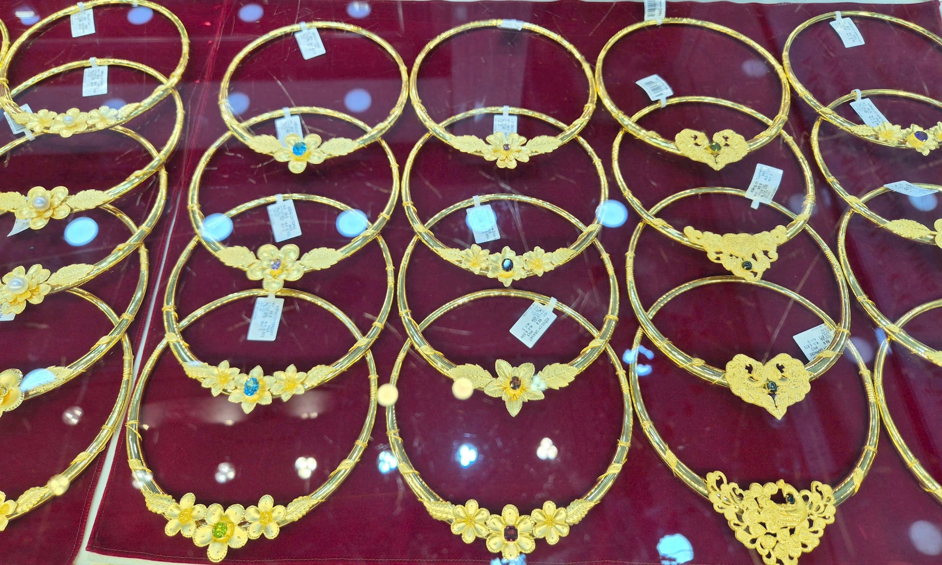 Sáng 18-2, vàng và USD cùng tăng giá