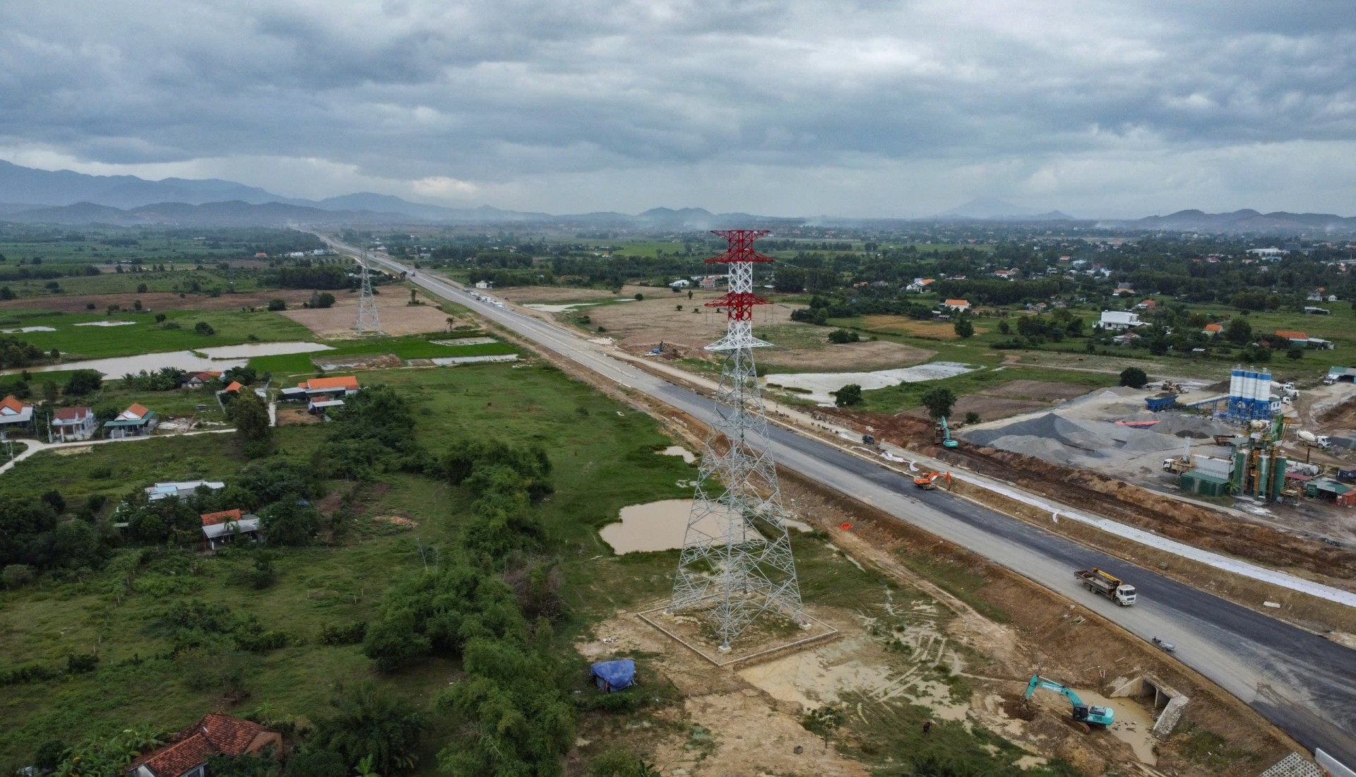 Van Phong - Nha Trang expressway under construction