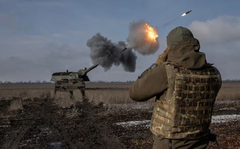 Giao tranh trong cuộc xung đột với Nga đang khiến Ukraine thiếu nhân lực trầm trọng. Ảnh: REUTERS/TTXVN