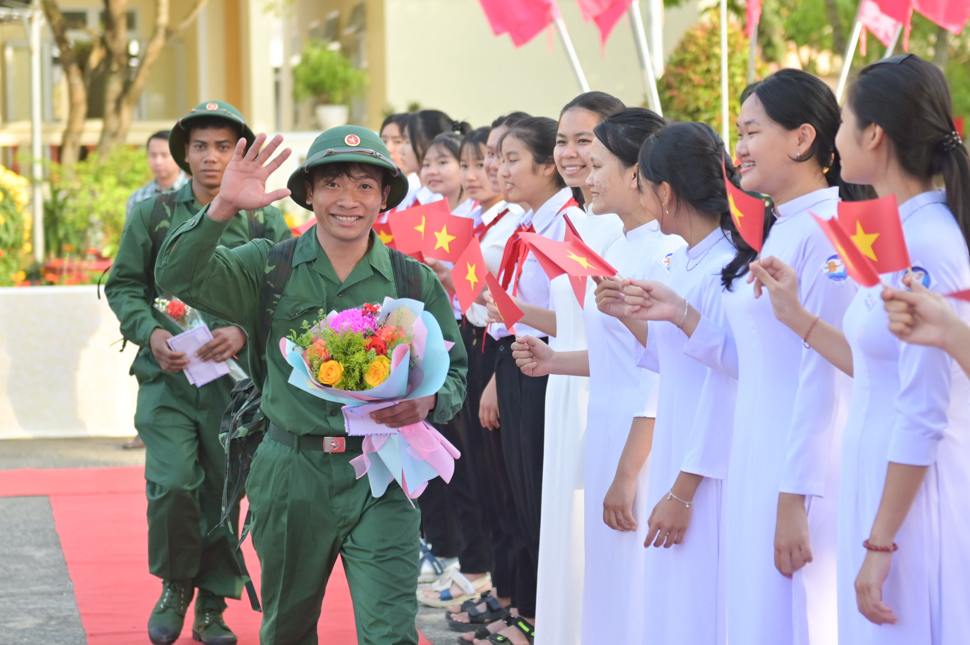 Các thanh niên hăng hái lên đường nhập ngũ.