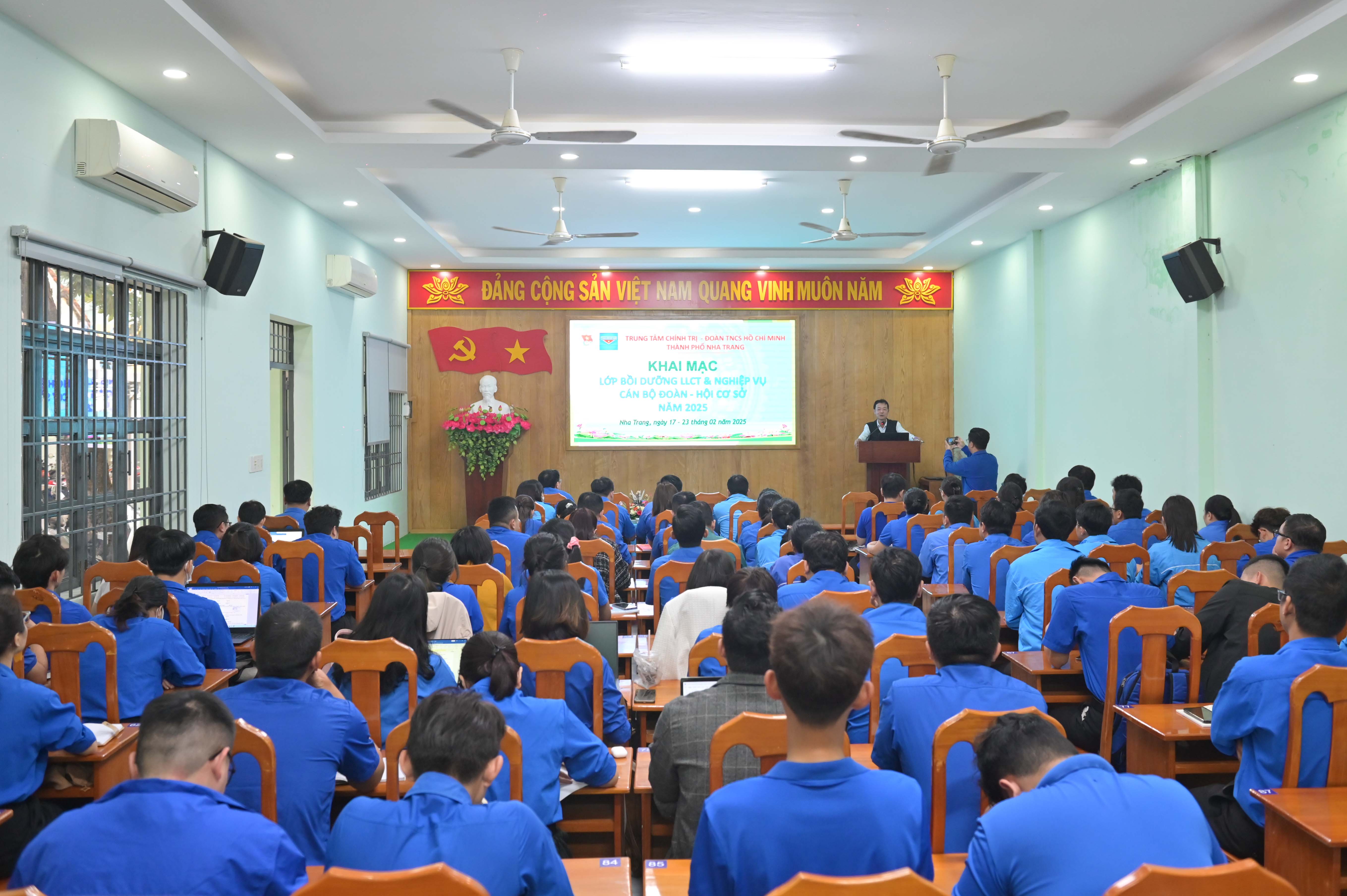 Nha Trang: Bồi dưỡng lý luận chính trị và nghiệp vụ cho hơn 100 cán bộ đoàn, hội