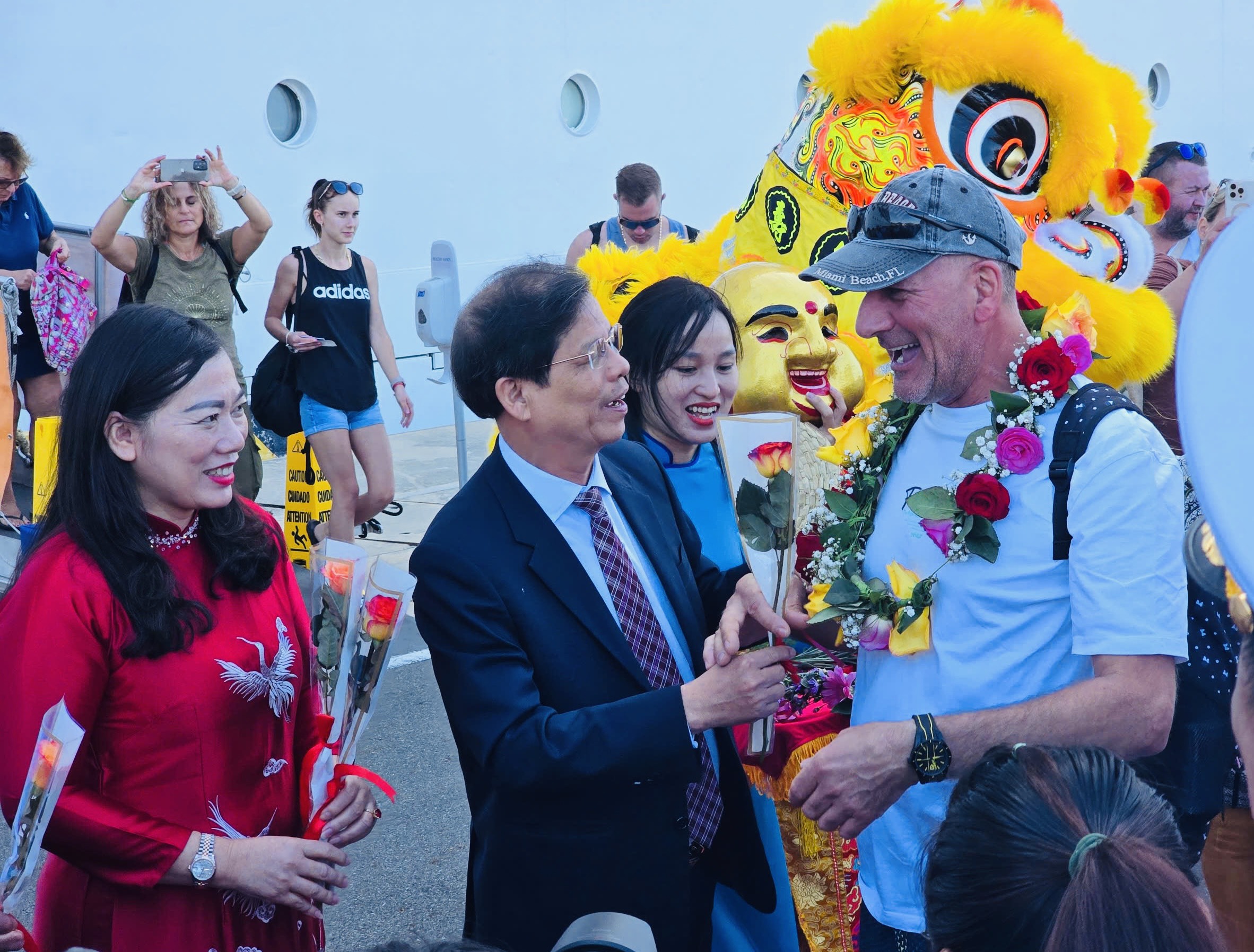 Chủ tịch UBND tỉnh Nguyễn Tấn Tuân dự lễ đón tàu du lịch Norwegian Spirit đến Cảng quốc tế Cam Ranh