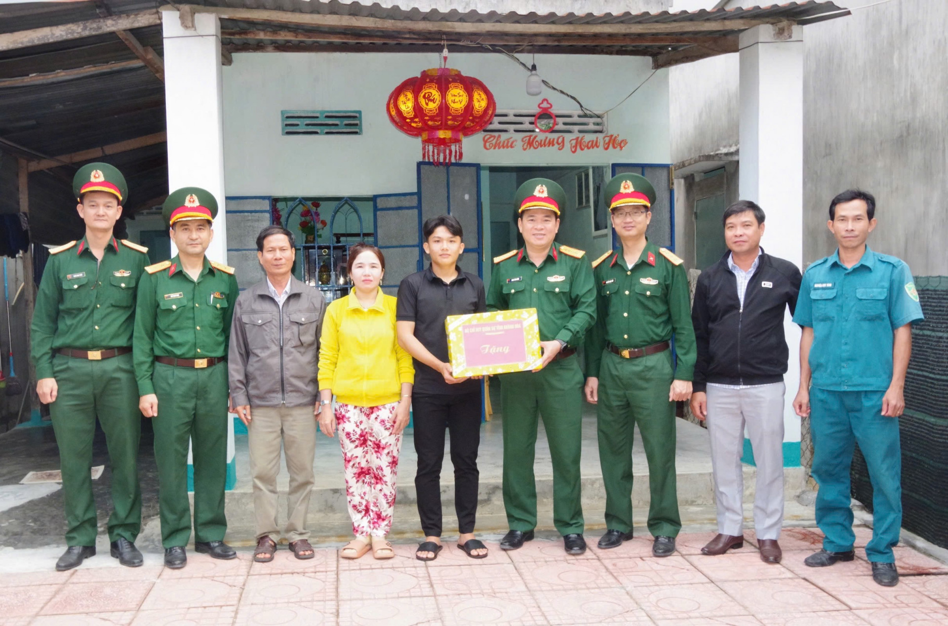 Đoàn công tác của Bộ Chỉ huy Quân sự tỉnh tặng quà, động viên thanh niên trước ngày nhập ngũ.