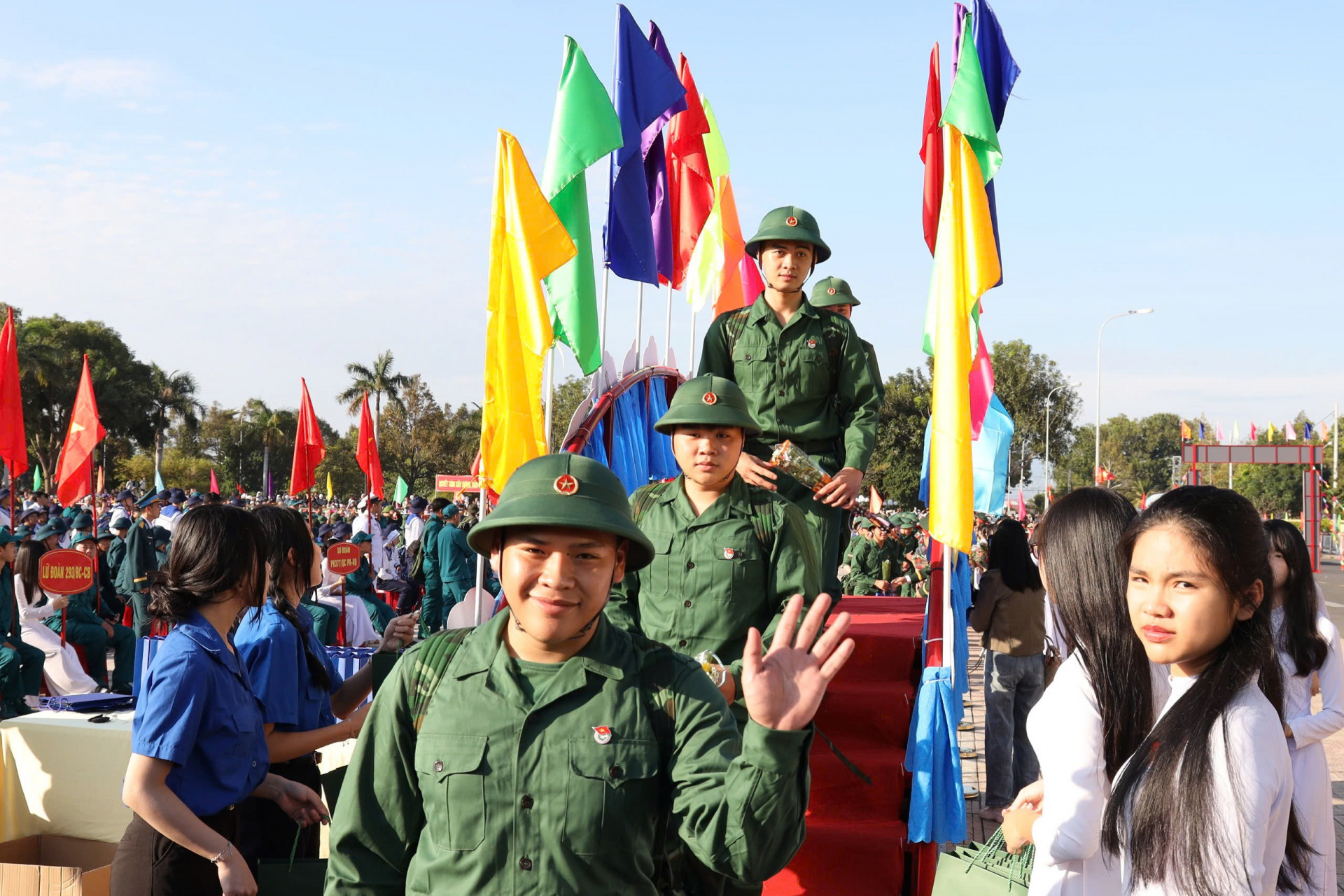 Các tân binh bước qua cầu Vinh quang.