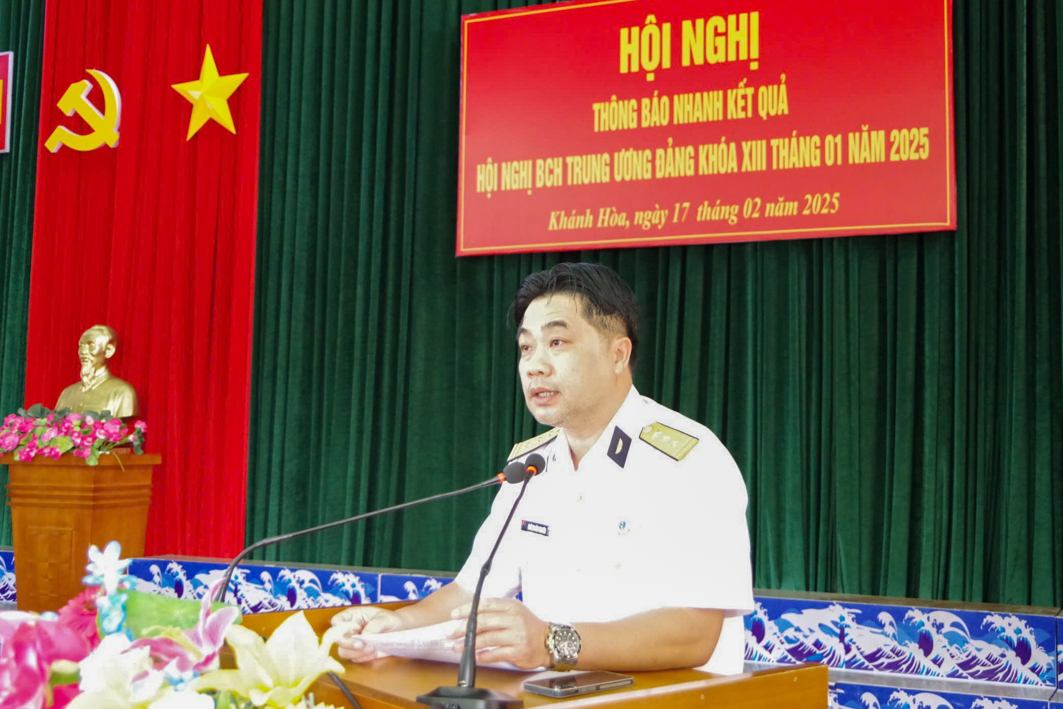 Thượng tá Hoàng Văn Thuyên thông báo nhanh một số nội dung chính tại hội nghị.