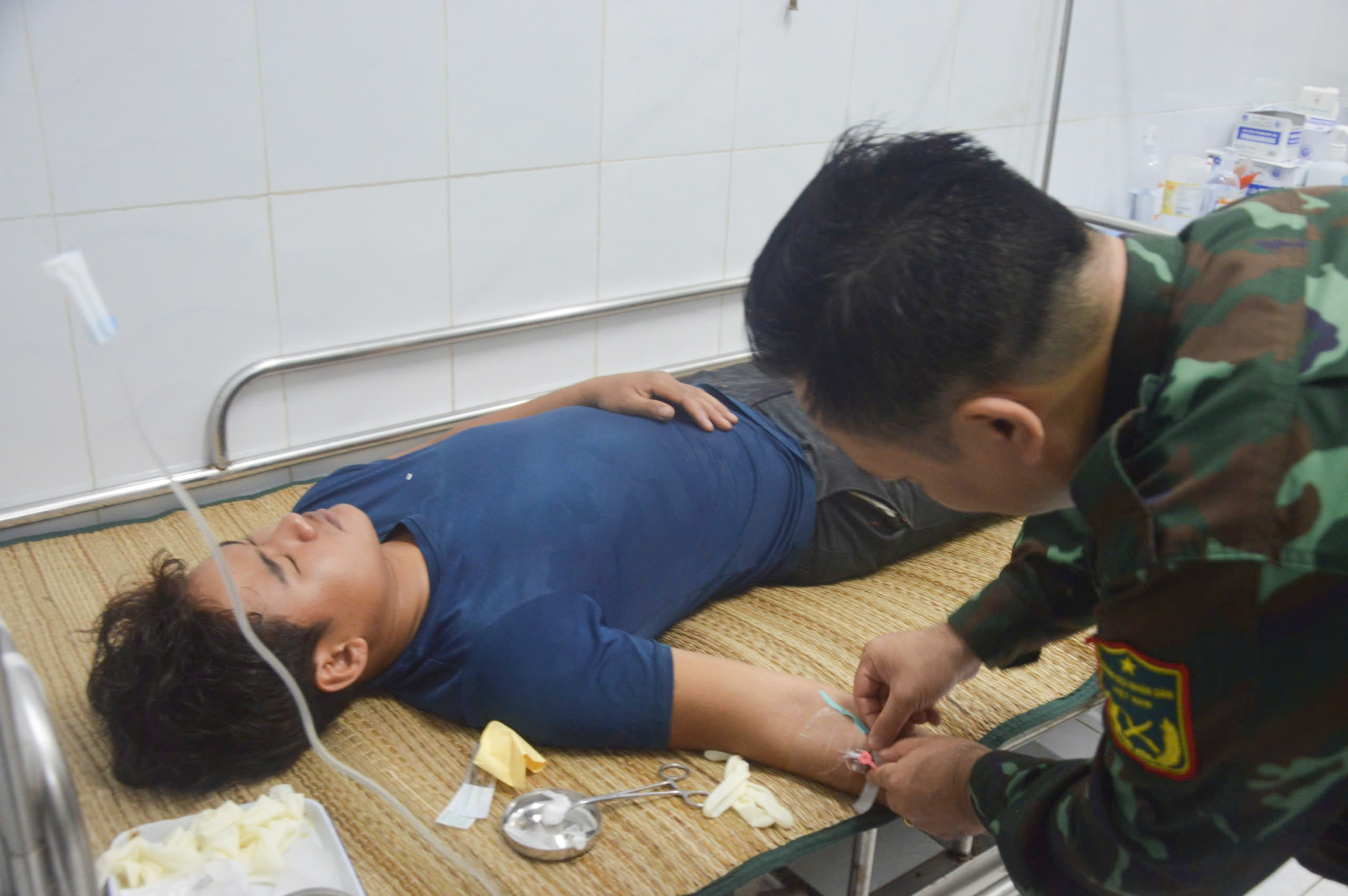 Cấp cứu các ngư dân.