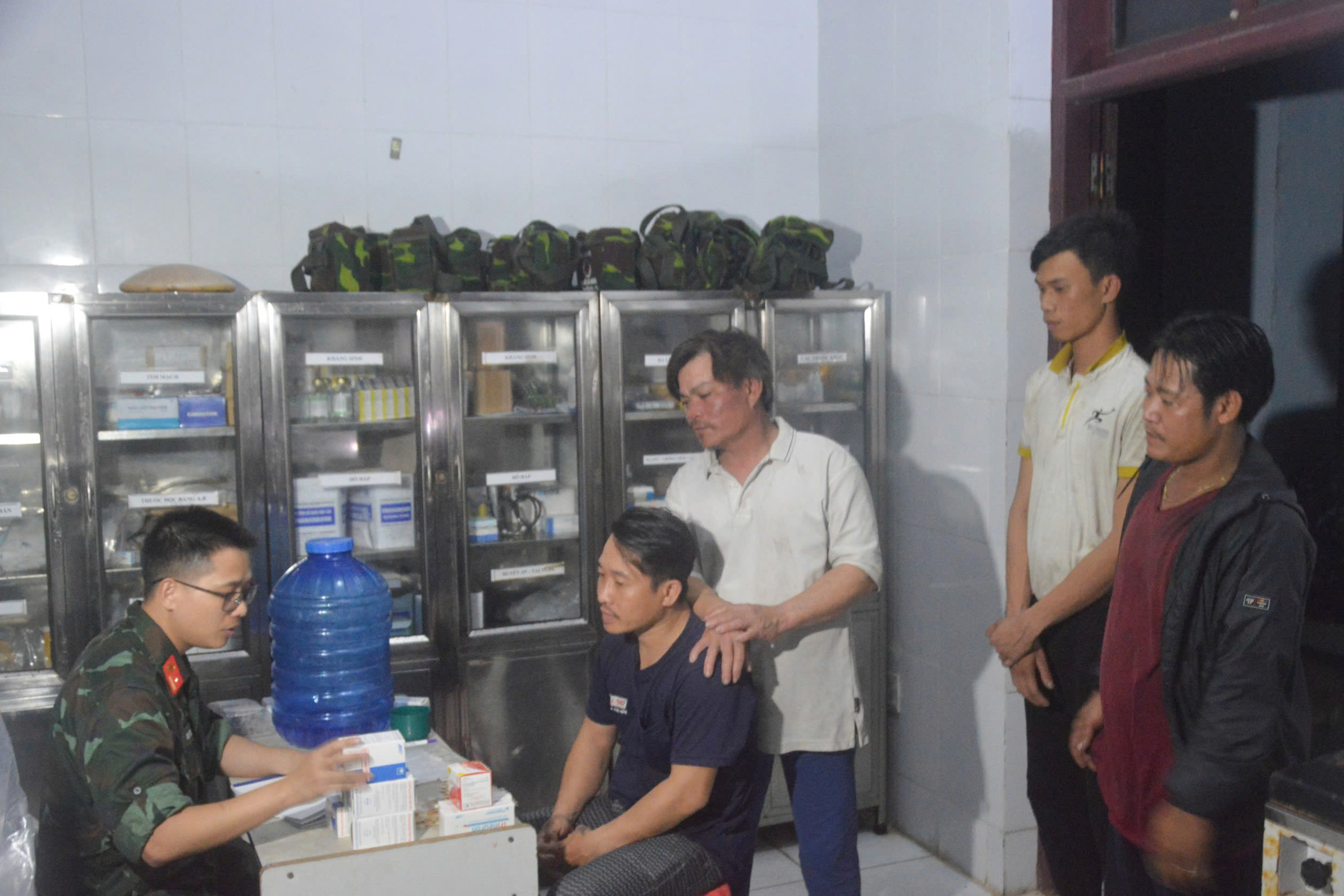 Cấp thuốc, hướng dẫn các ngư dân sử dụng.