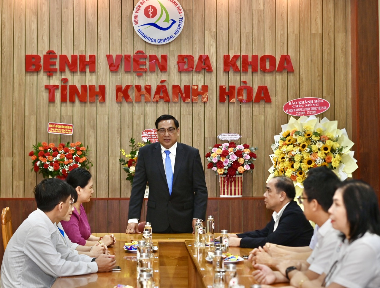 Trưởng ban Tuyên giáo và Dân vận Tỉnh ủy Lê Hữu Thọ thăm, chúc mừng Bệnh viện Đa khoa tỉnh