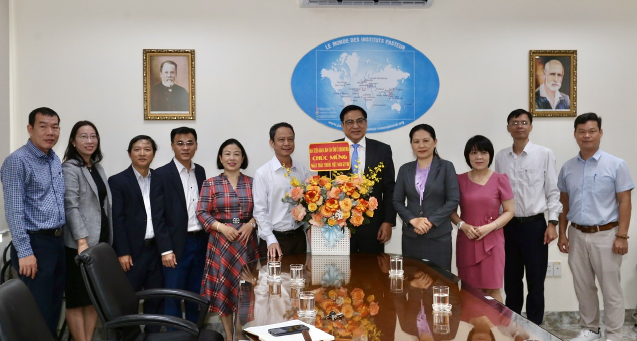 Trưởng ban Tuyên giáo và Dân vận Tỉnh ủy Lê Hữu Thọ thăm, chúc mừng các đơn vị y tế