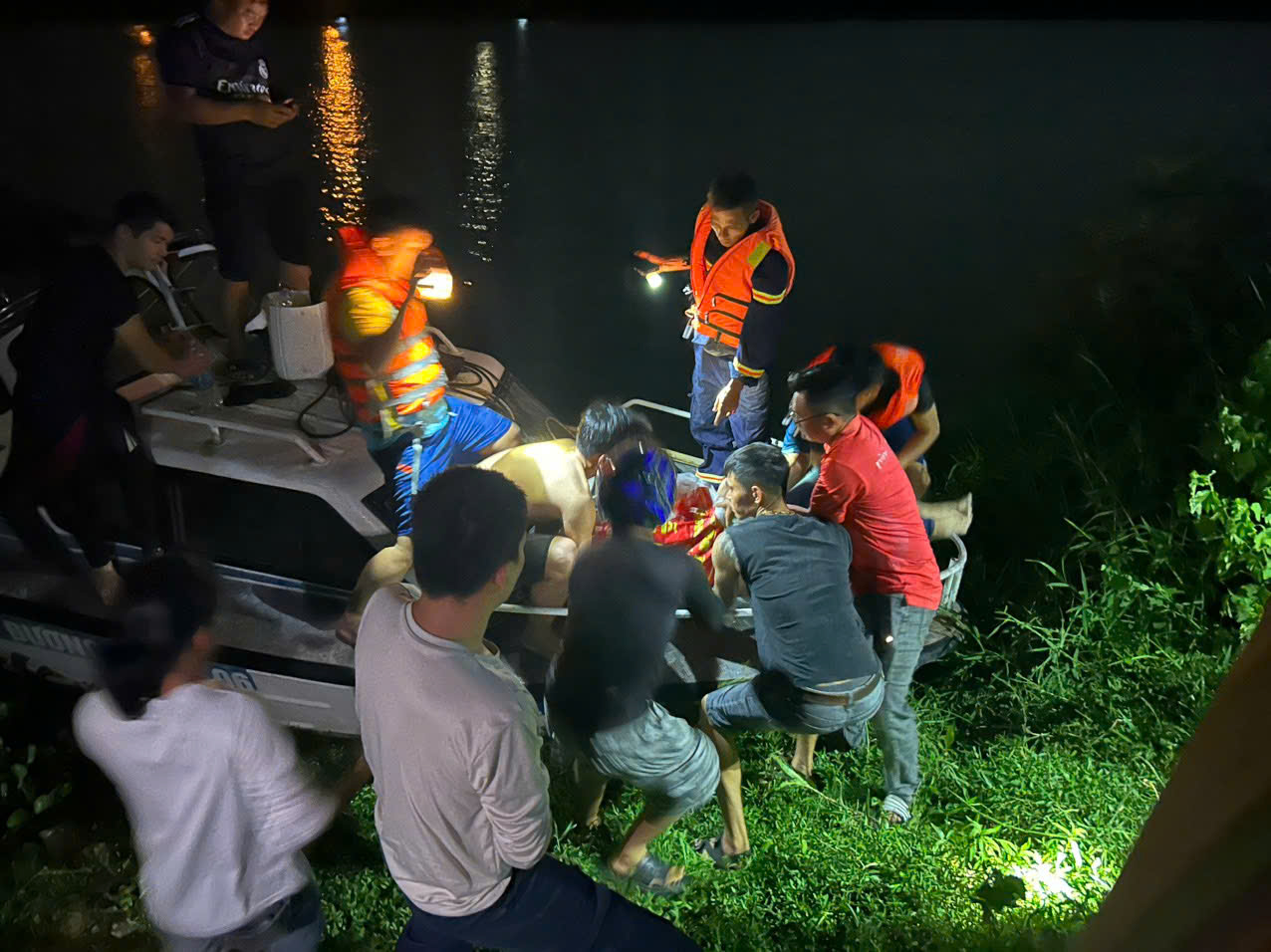 Lực lượng cứu nạn, cứu hộ xuyên đêm tìm kiếm được thi thể nạn nhân bị đuối nước trên sông Cái, đoạn qua địa bàn huyện Diên Khánh