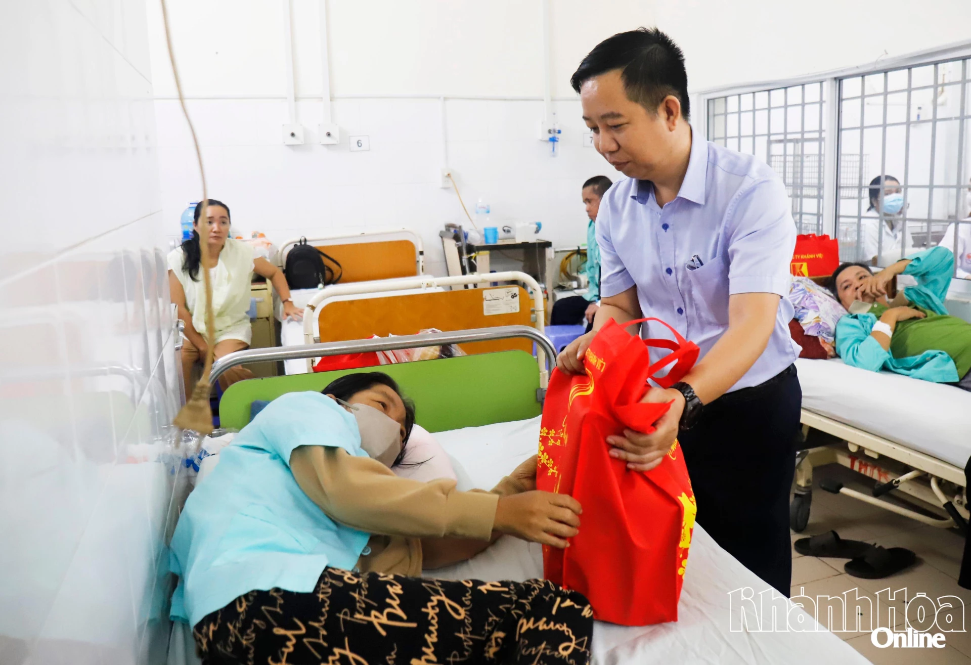 Ông Huỳnh Văn Minh – Phó Chủ tịch Công đoàn Tổng công ty Khánh Việt trao quà Tết cho bệnh nhân Bệnh viên Đa khoa Khánh Hòa