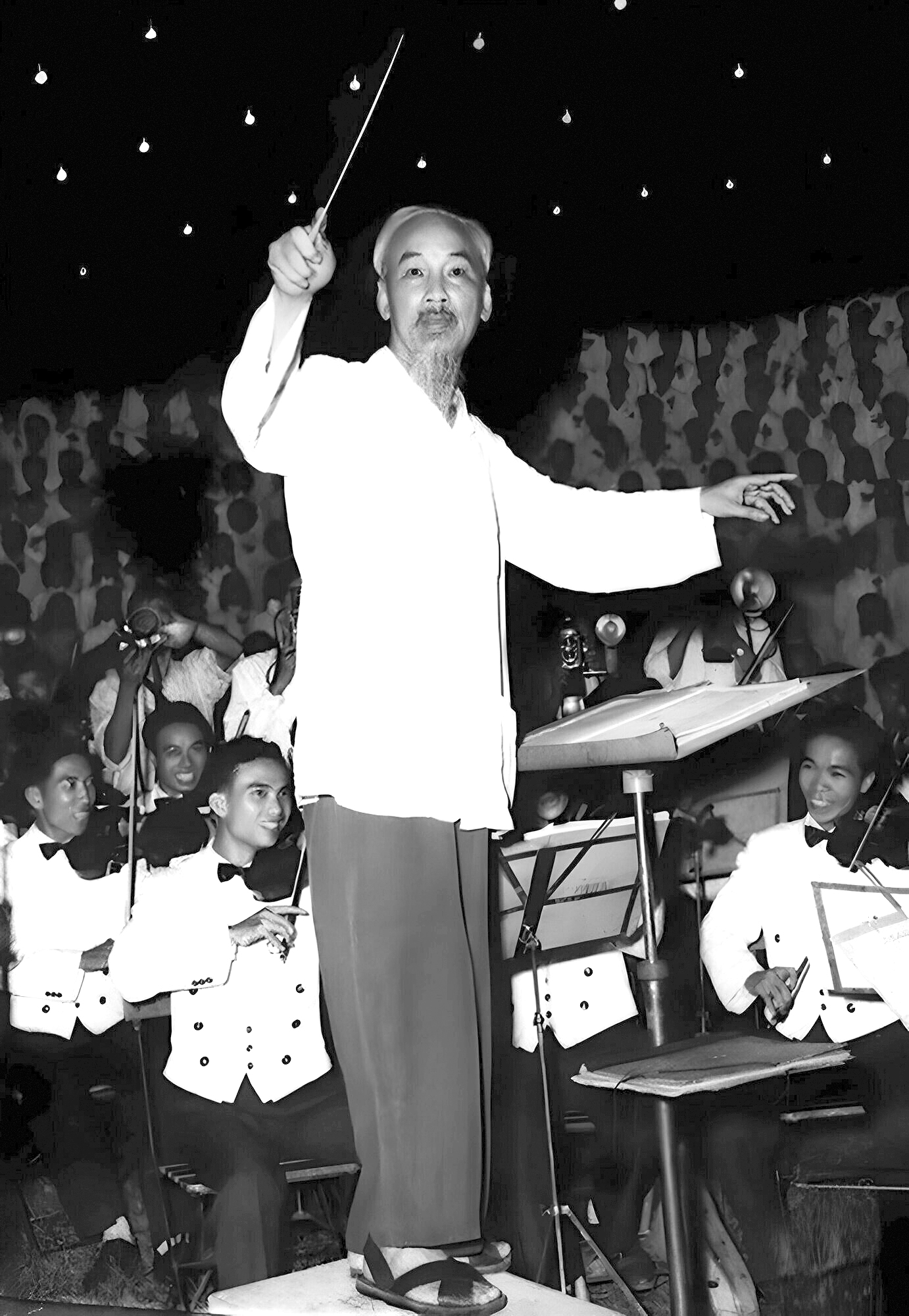 Bác bắt nhịp bài ca Kết đoàn. Ảnh tư liệu