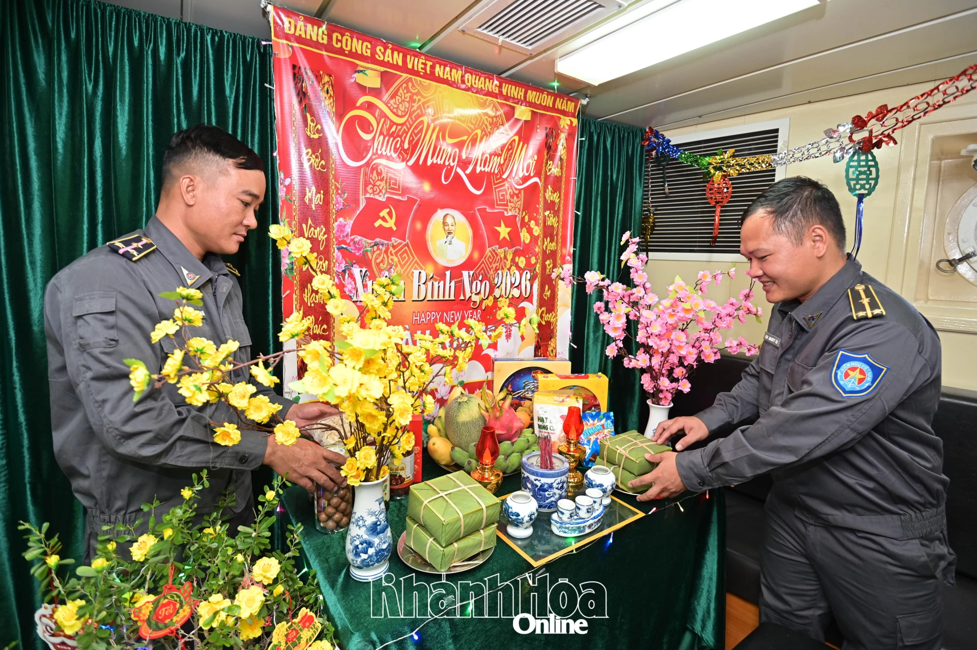 Góc đón xuân trên tàu KN475 được trang trí trang trọng, ấm cúng.