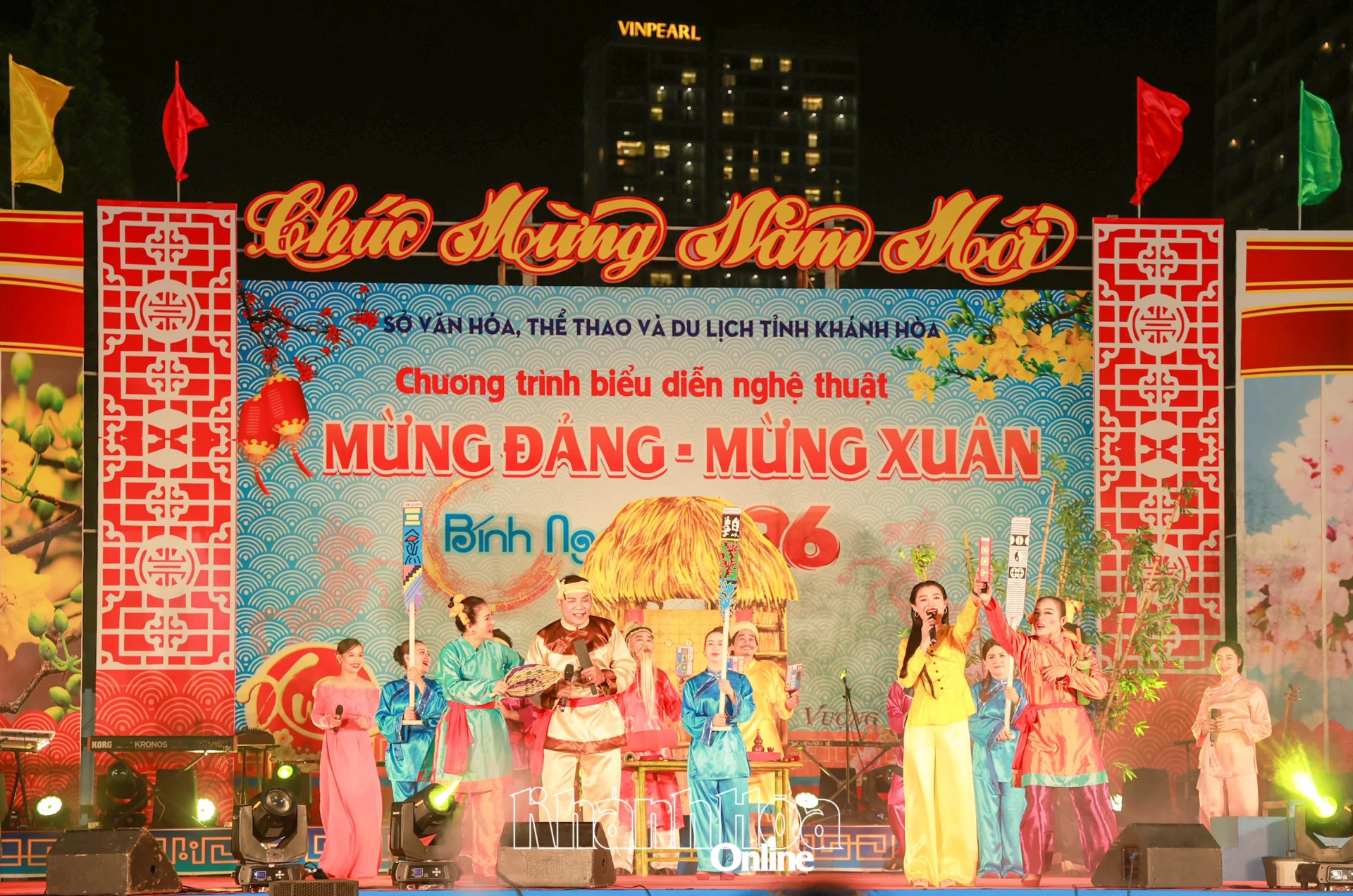 Hoạt cảnh dân ca bài chòi “Hương sắc ngày xuân” do các nghệ sĩ Nhà hát Nghệ thuật truyền thống tỉnh biểu diễn.