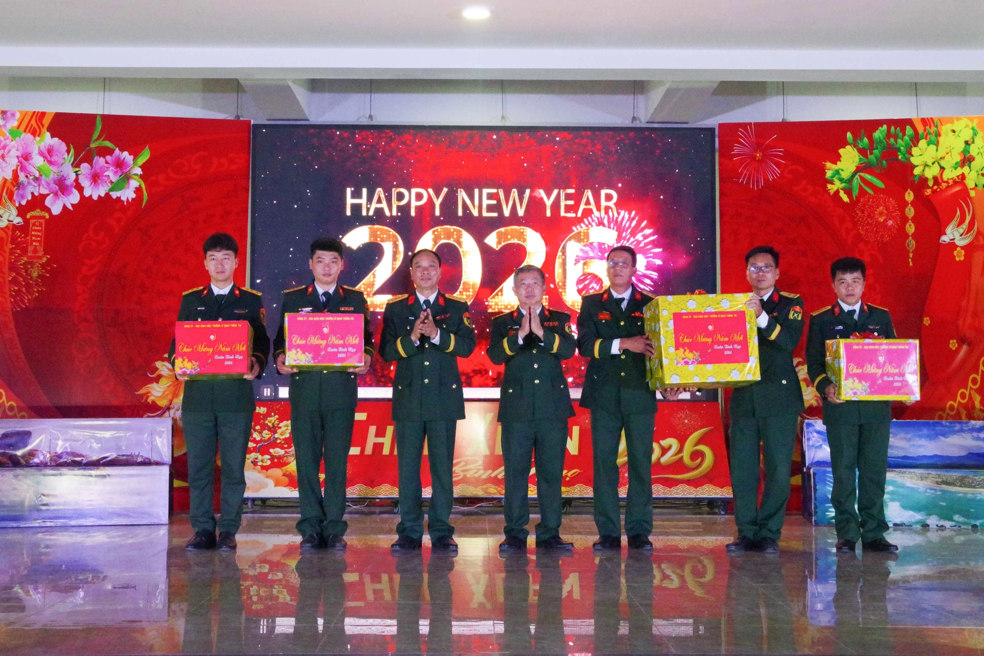 Chính ủy và hiệu trưởng nhà trường tặng quà, chúc Tết Tiểu đoàn 14.