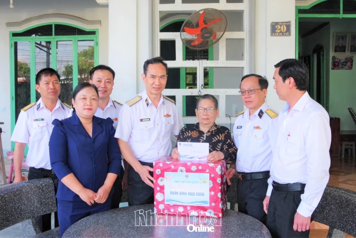Học viện Hải quân thăm, tặng quà gia đình có công với cách mạng và các hộ dân bị ảnh hưởng thiên tai