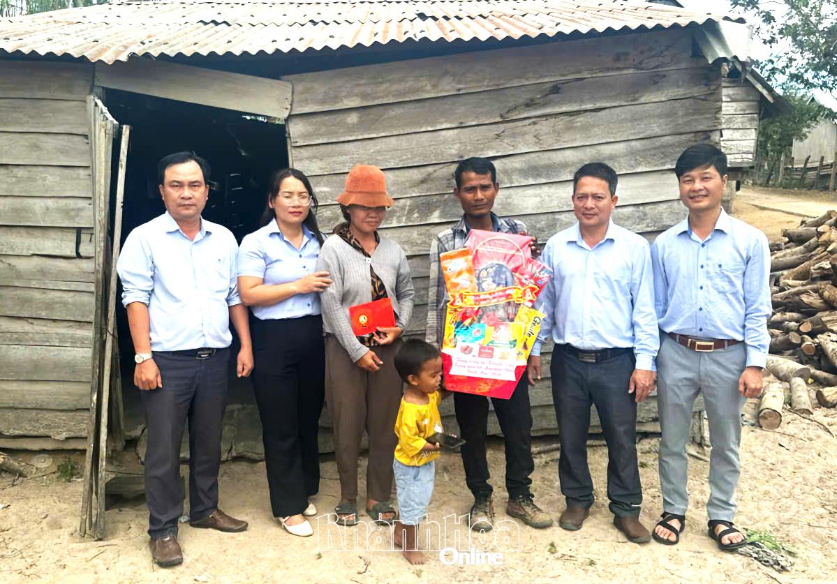 Lãnh đạo Chi nhánh Tổng công ty Khánh Việt tại Gia Lai trao quà cho người dân có hoàn cảnh khó khăn xã Phú Túc, Gia Lai
TIN TỨC

MỚI NHẤT 🆕
Khatoco và hành trình “Xuân yêu thương” 2026Khatoco và hành trình “Xuân yêu thương” 2026
Khatoco: Gói trọn nghĩa tình, mang tết ấm đến với người lao độngKhatoco: Gói trọn nghĩa tình, mang tết ấm đến với người lao động
168 học sinh, sinh viên nhận học bổng Khatoco năm học 2024 - 2025168 học sinh, sinh viên nhận học bổng Khatoco năm học 2024 – 2025
Tổng kết công tác Đoàn năm 2025: Khẳng định vai trò Tuổi trẻ KhatocoTổng kết công tác Đoàn năm 2025: Khẳng định vai trò Tuổi trẻ Khatoco
Tết thêm ấm áp với Gian hàng 0 đồng của Công đoàn KhatocoTết thêm ấm áp với “Gian hàng 0 