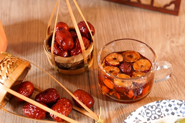 Trà táo đỏ giảm mệt mỏi, chống suy nhược, thích hợp cho người làm việc nhiều, ăn uống thất thường.