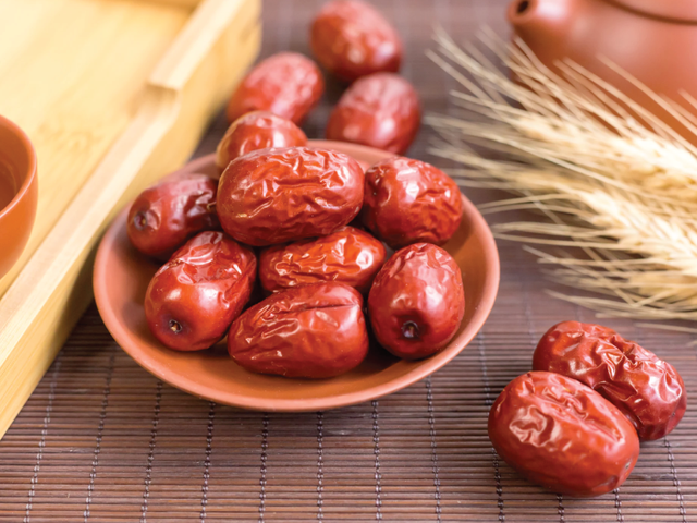 Táo đỏ có tác dụng bổ khí huyết, kiện tỳ, giúp giải mệt, tỉnh táo khi dọn dẹp, mua sắm cuối năm.