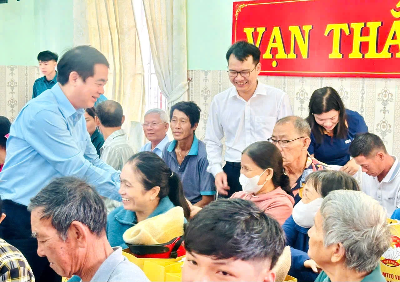 Bí thư Tỉnh ủy Nghiêm Xuân thành trao quà Tết cho người dân xã Vạn Thắng