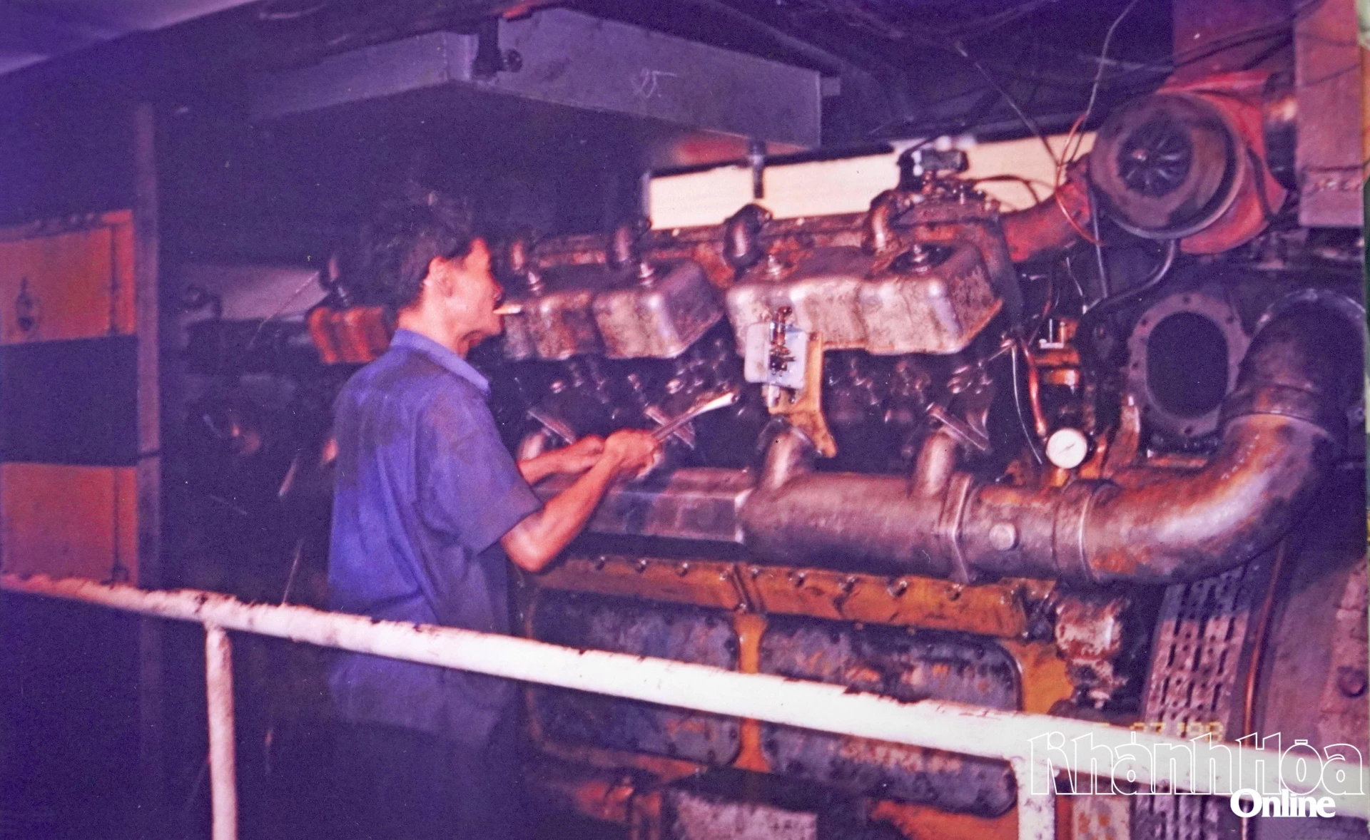 Bức ảnh chụp khi ông Tuấn làm tại phân đoạn đầu máy Nha Trang.