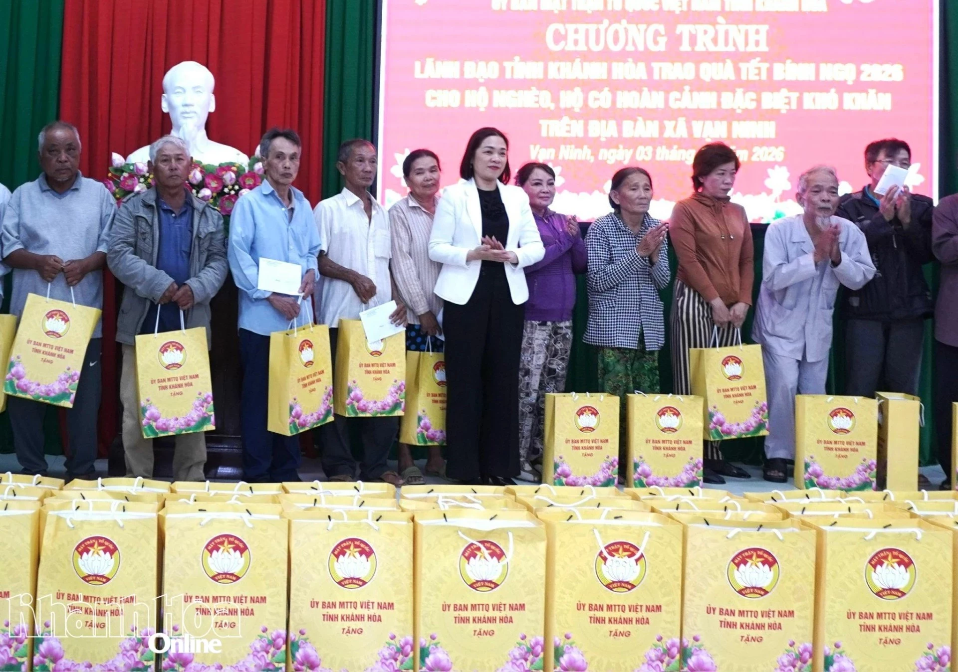 Đồng chí Trần Thu Mai trao quà cho các hộ dân