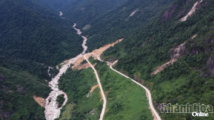 Từ 5 giờ đến 18 giờ hằng ngày: Cho phép tất cả các loại xe lưu thông qua đèo Khánh Lê trên tuyến Quốc lộ 27C