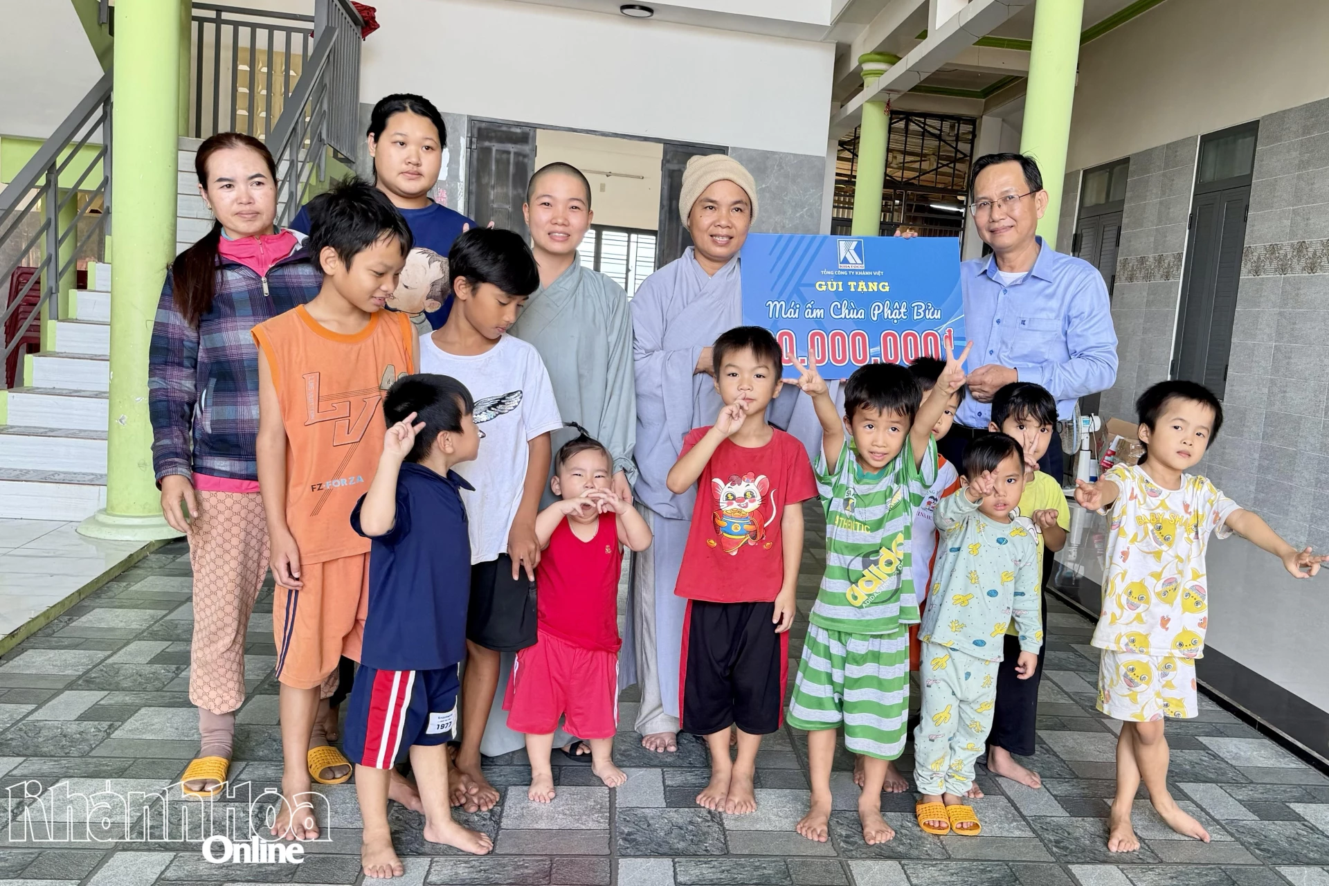 Ông Kiều Tuấn Hải – Chủ tịch Công đoàn Tổng công ty Khánh Việt trao quà cho Mái ấm chùa Phật Bửu