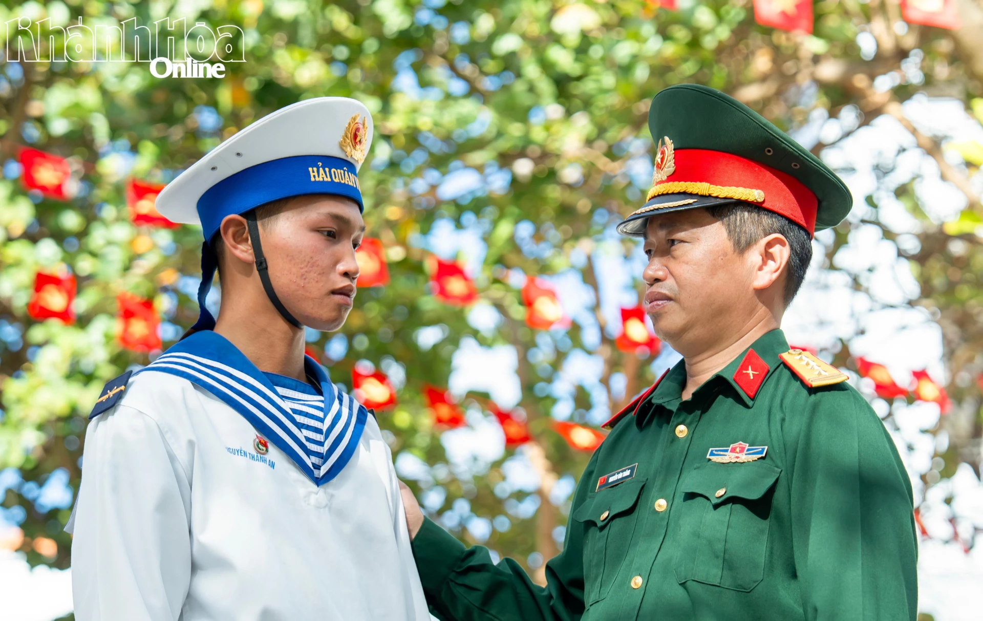 Đại tá Nguyễn Văn Thắng dặn dò con trai trong giây phút gặp gỡ tại Trường Sa.