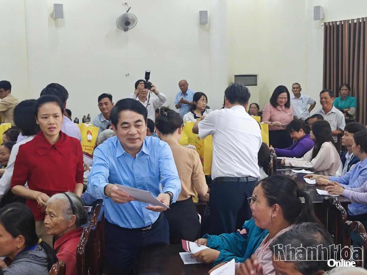 Bí thư Tỉnh ủy Nghiêm Xuân thành trao quà tết cho các hộ nghèo