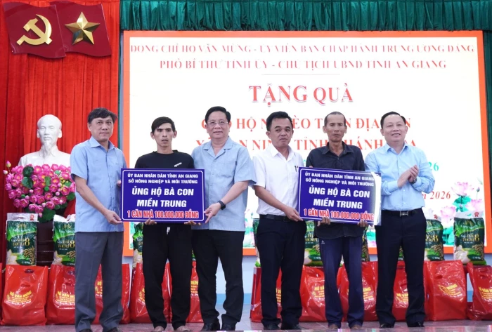 Lãnh đạo tỉnh An Giang thăm, tặng 100 suất quà Tết cho người dân xã Vạn Ninh