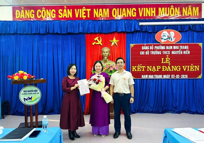 Chi bộ Trường THCS Nguyễn Hiền (phường Nam Nha Trang) kết nạp Đảng cho 2 quần chúng ưu tú