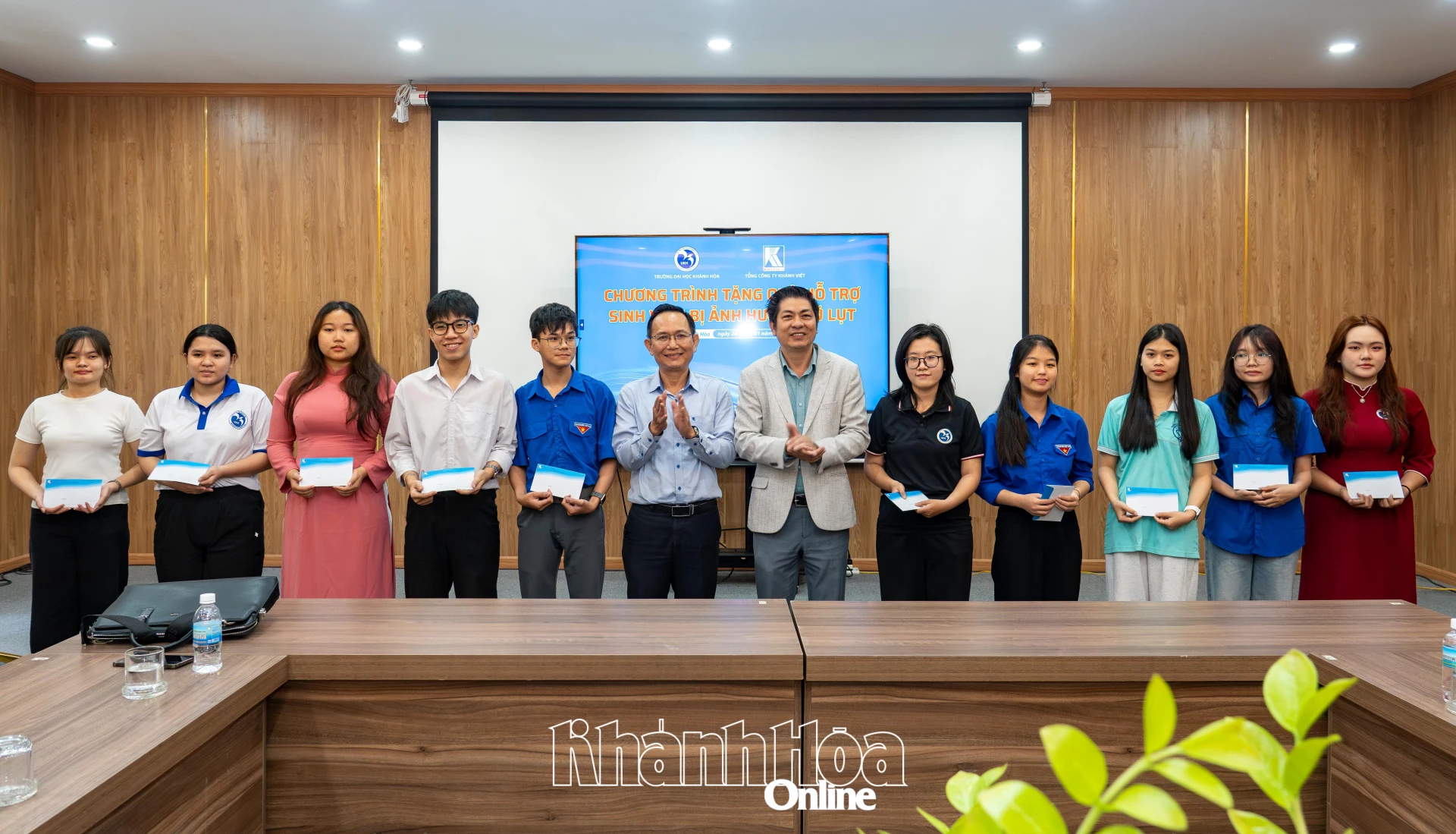 Sinh viên Trường Đại học Khánh Hòa nhận quà từ Tổng Công ty Khánh Việt